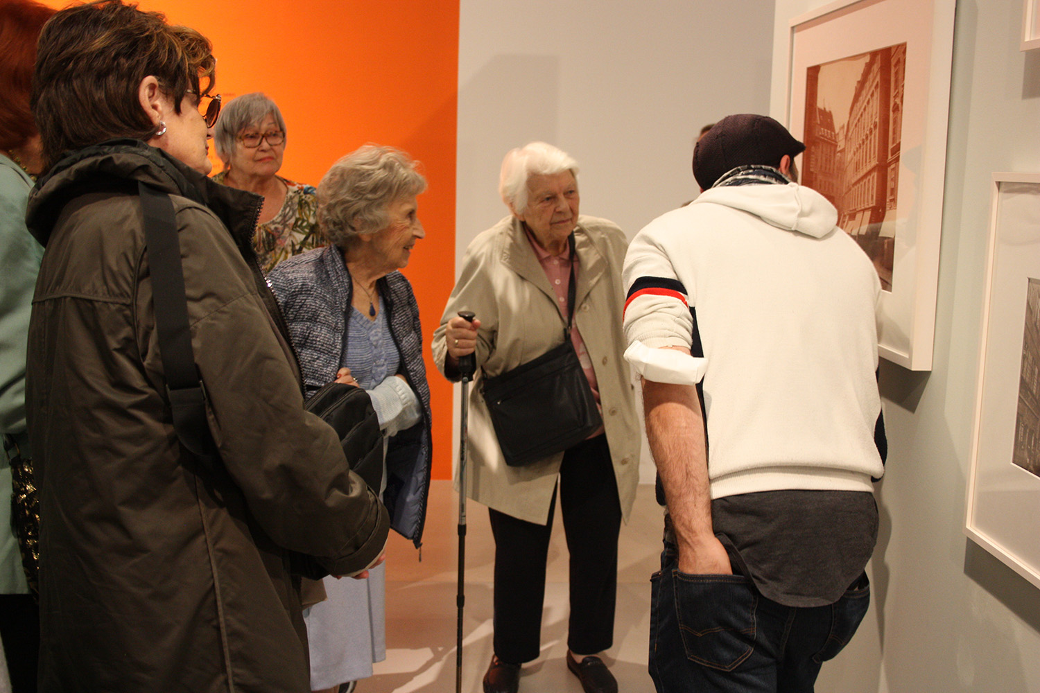 Eine Gruppe an Senior:innen besuchen eine Ausstellung des Wien Museums