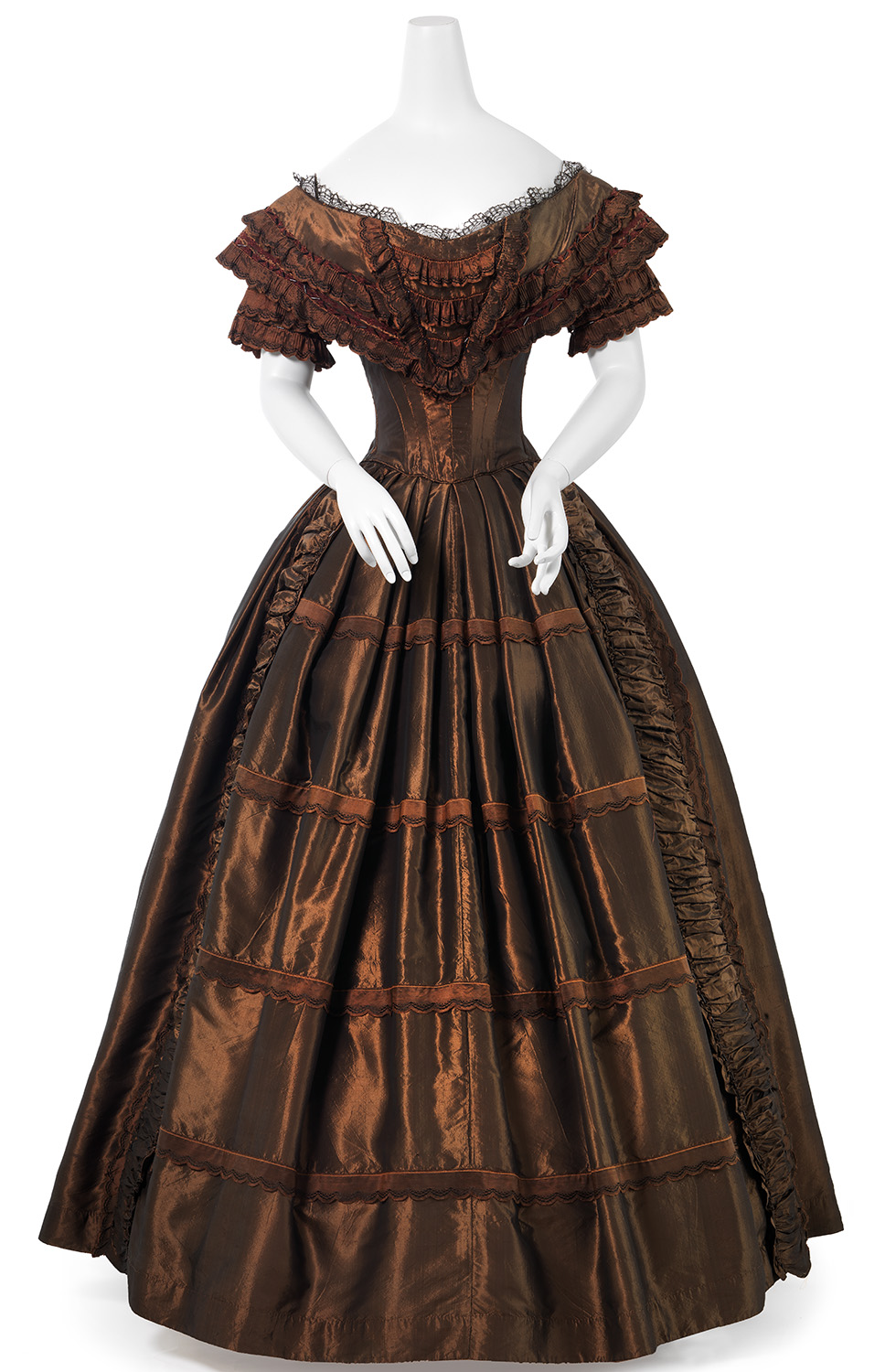 Ballkleid aus dunkelbraunem Seidentaft mit Rüschen und Stiftperlen 