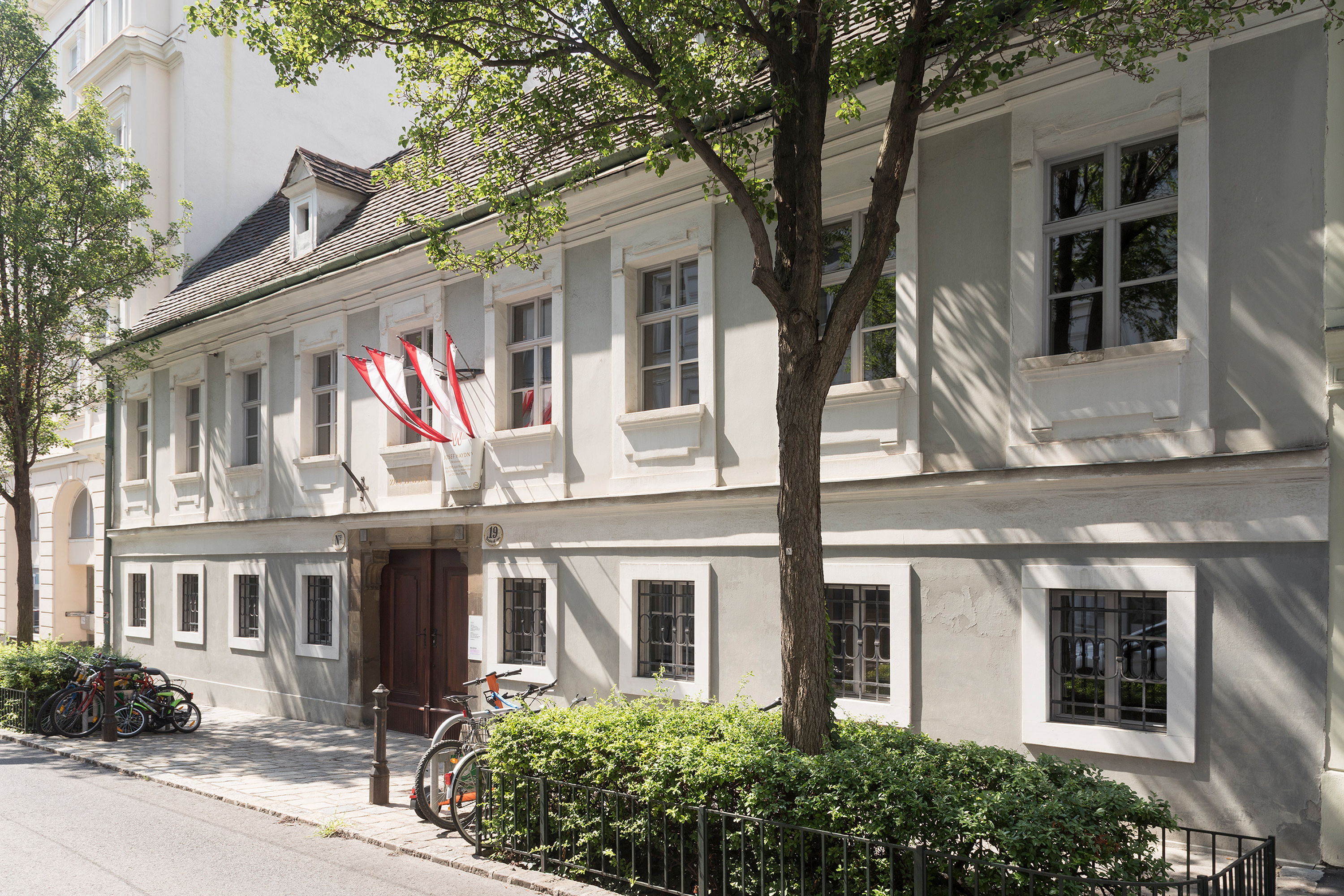 Fassade des Haydnhaus mit Baum