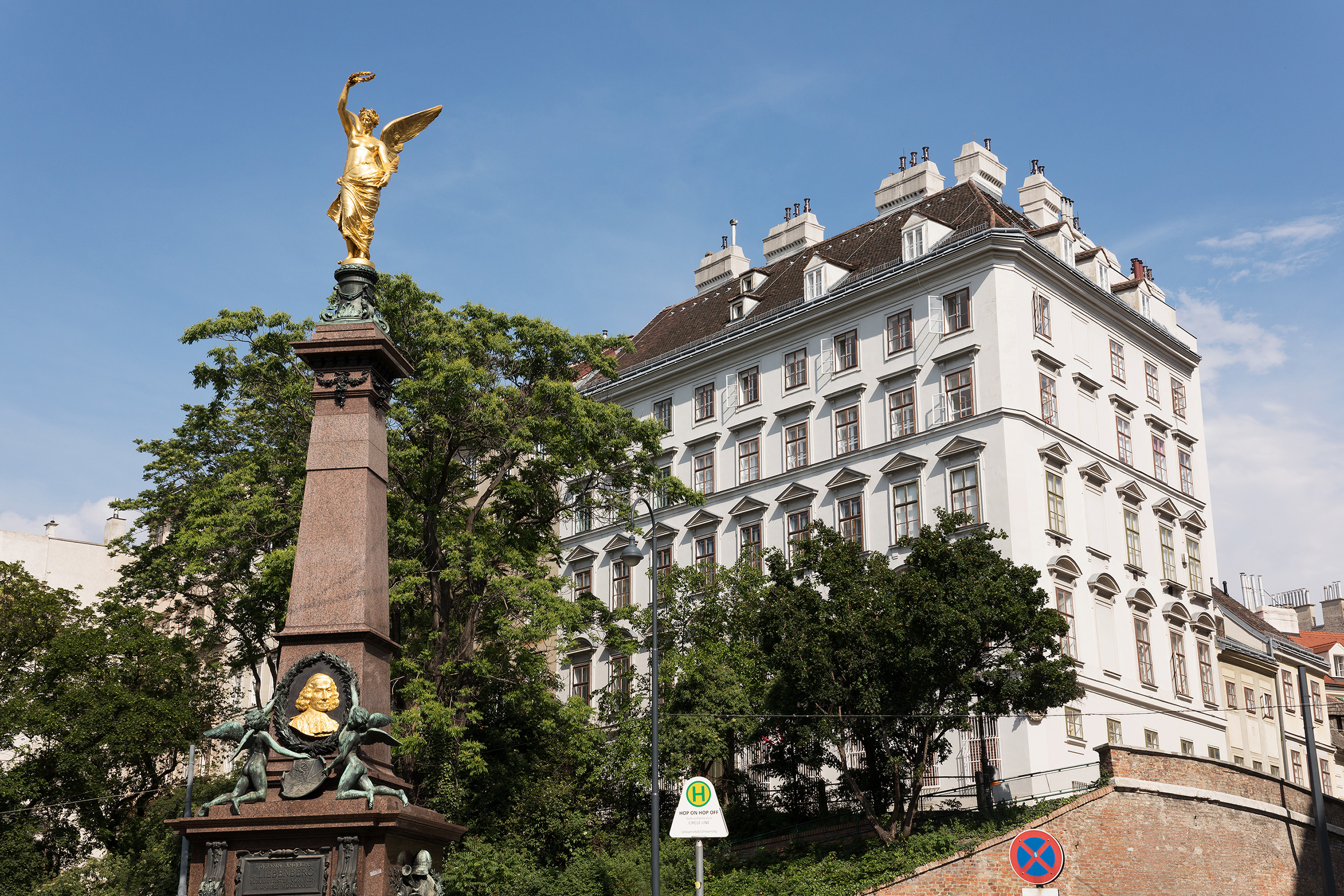 Blick von unten auf die Mölker Bastei mit Statue im Vordergrund