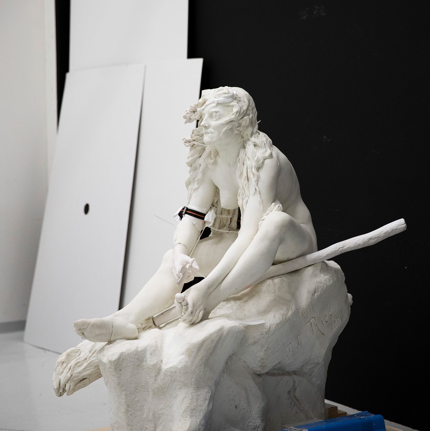 Foto das die Restaurierung der Skulptur Hexe bei der Toilette für die Walpurgisnacht zeigt