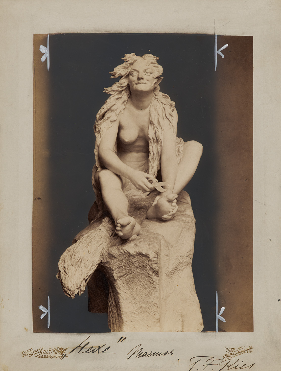 Altes Foto der Skulptur mit Markierungen und Objektbeschriftung