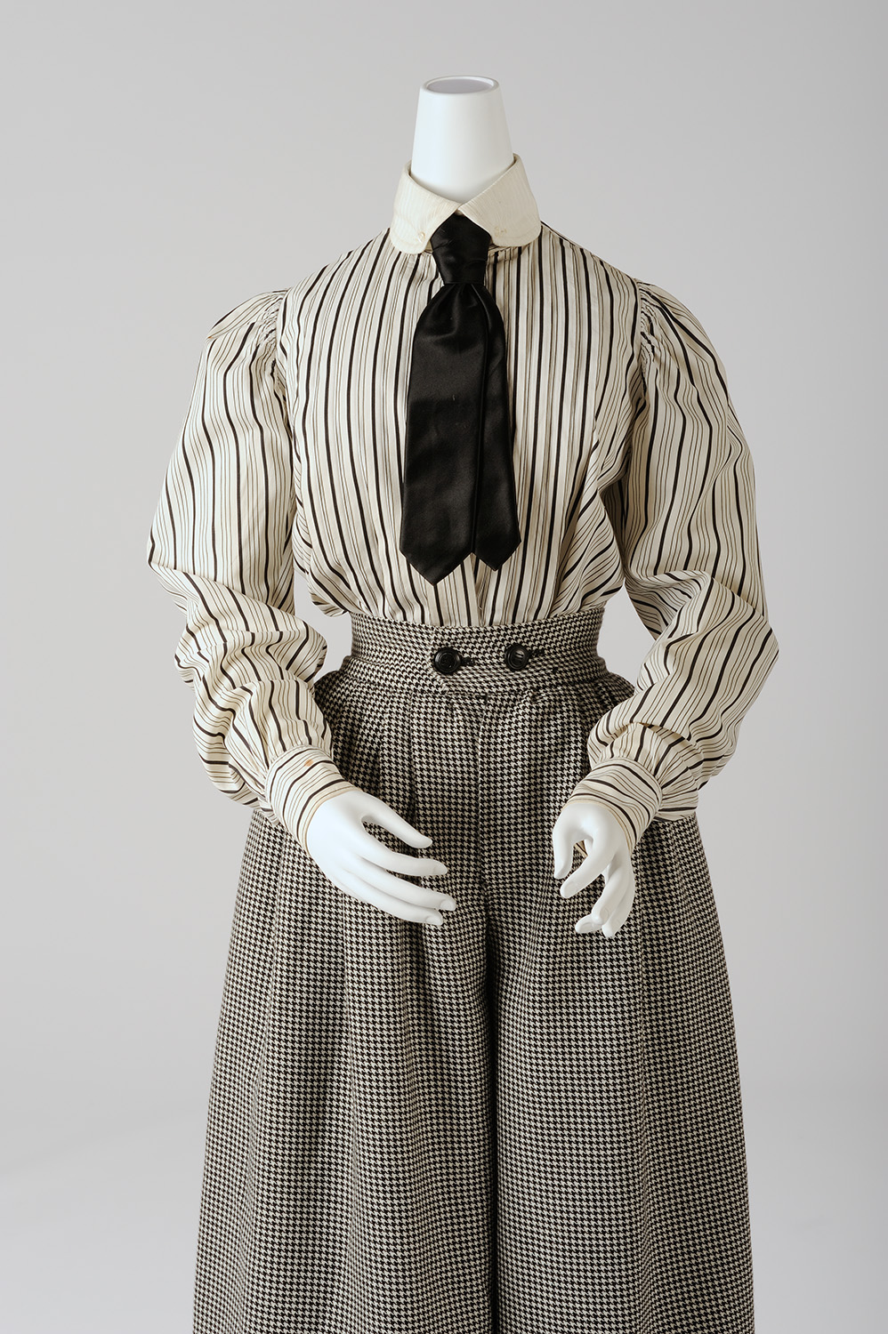 Gestreifte Bluse mit Krawatte und kariertem Hosenrock zum Radfahren für Damen 