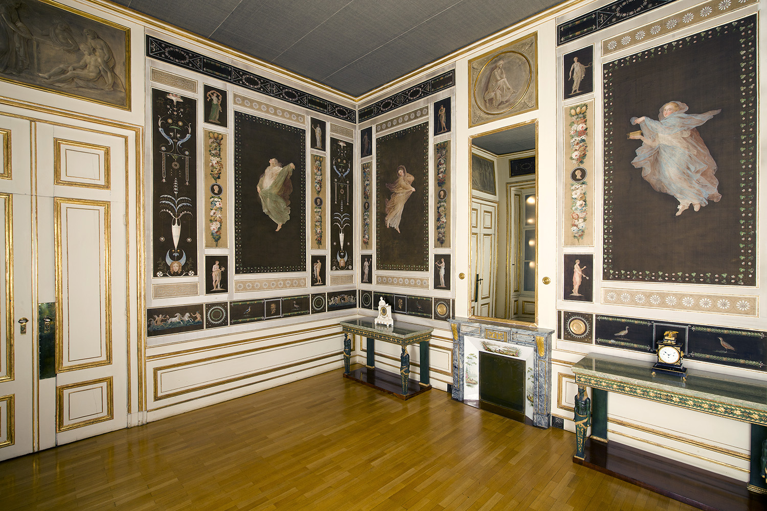 Foto der Wandverkleidung eines Empire-Salons aus dem Palais Geymüller. Sogenannter  Pompejanischer Salon der um 1905 entstanden ist.