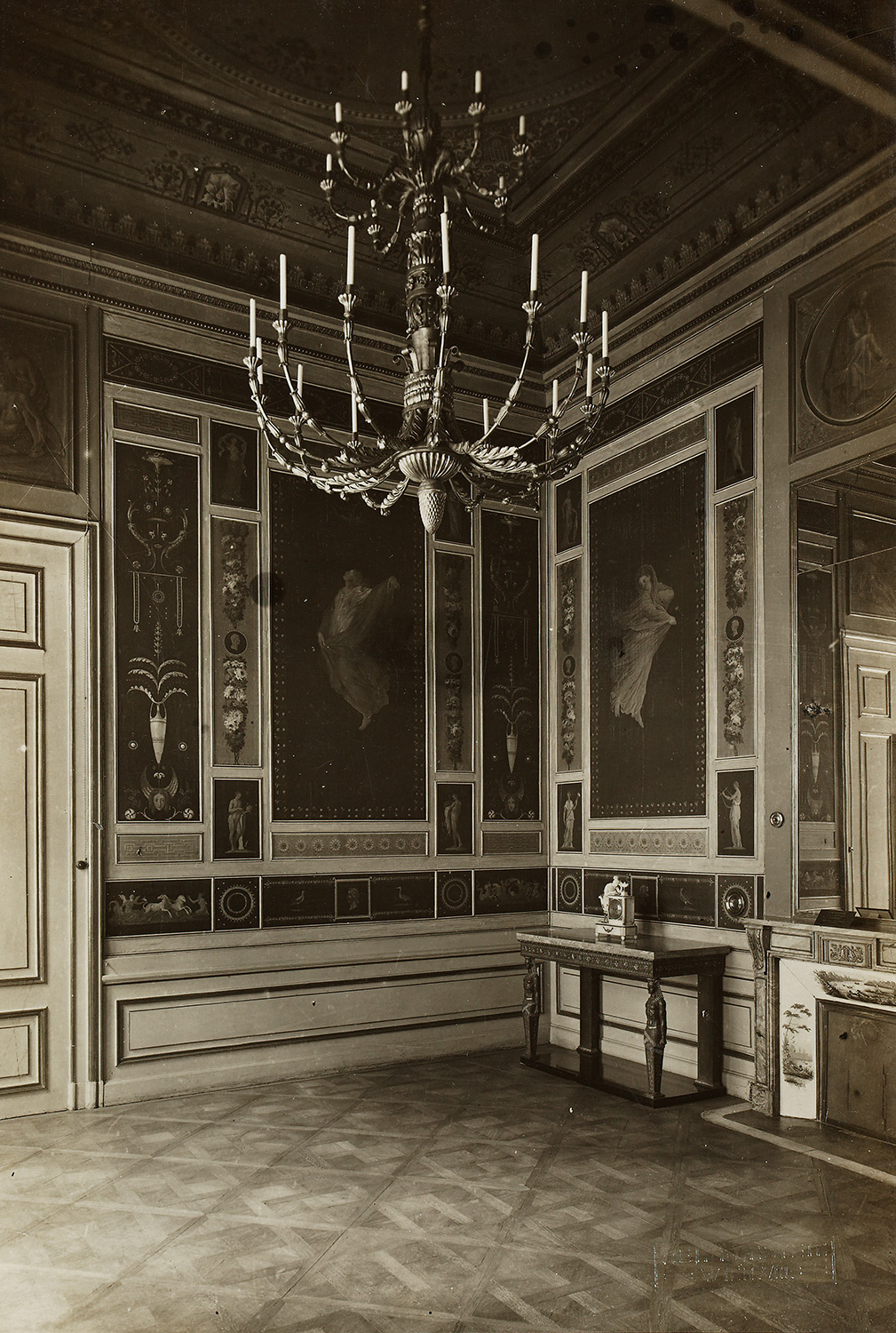 Foto der Wandverkleidung eines Empire-Salons aus dem Palais Geymüller. Sogenannter  Pompejanischer Salon der um 1905 entstanden ist.