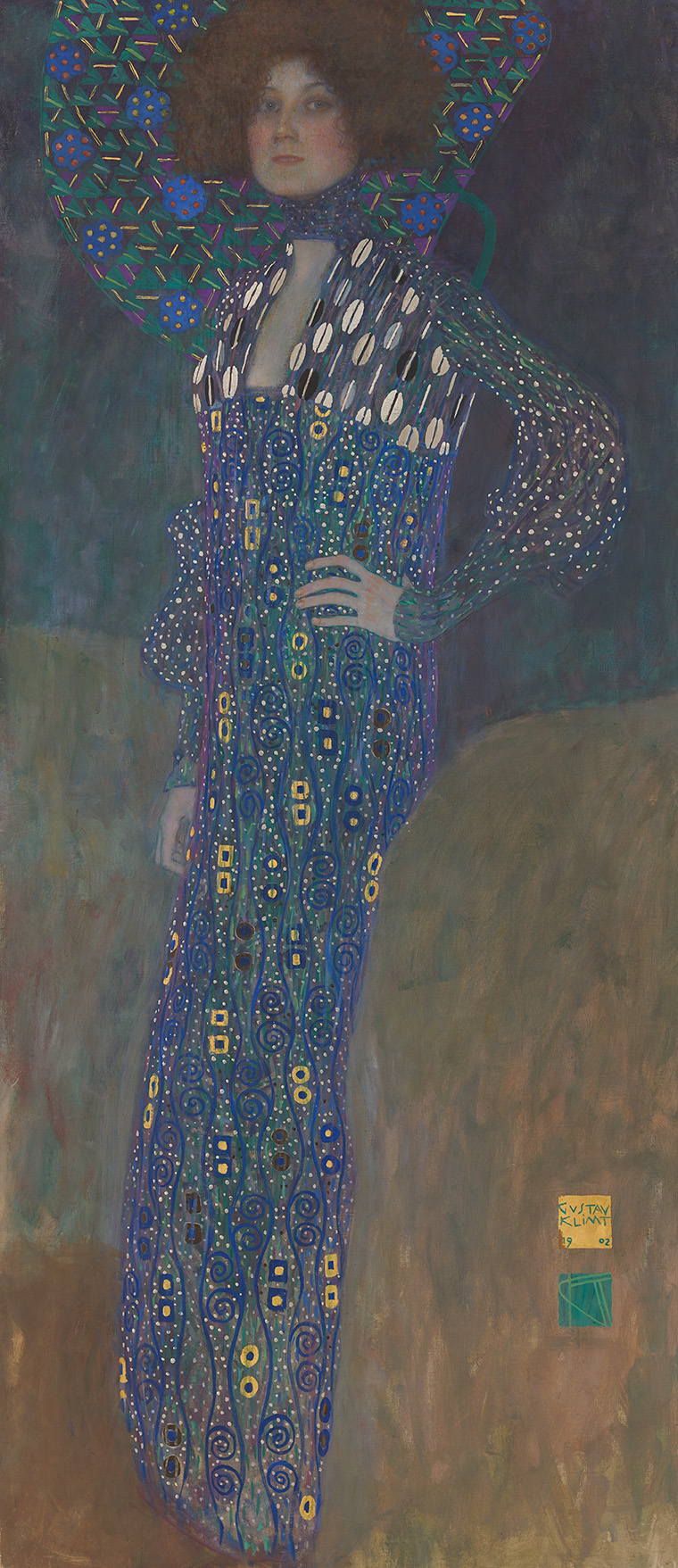 Bildnis von Emilie Flöge in einem lila gemusterten Kleid mit goldigen und weißen Akzenten, Muster ziert auch den Hintergrund der lockigen Haare