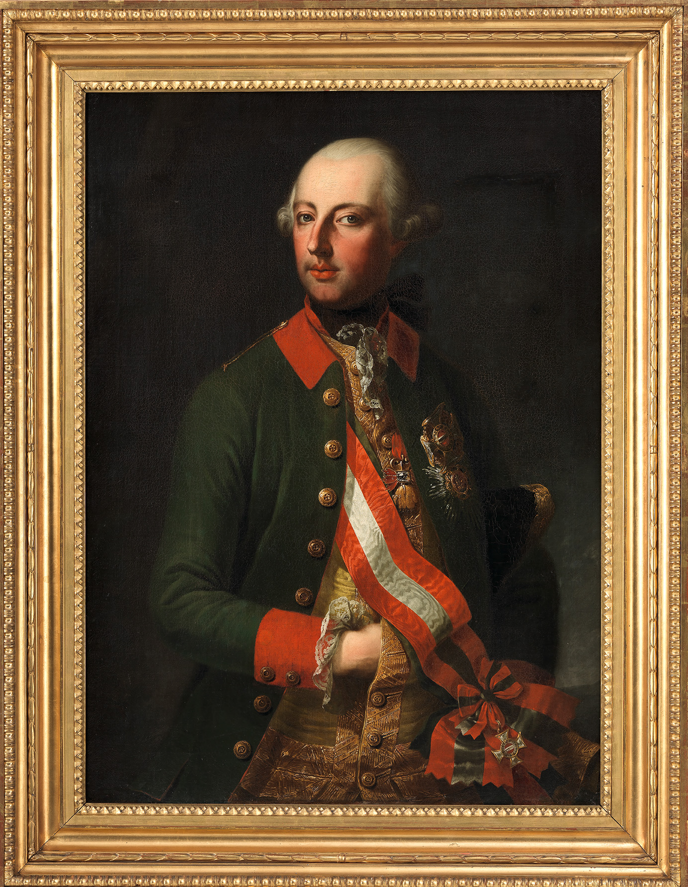 Porträt von Joseph II mit weißer Perücke und formaler Kleidung mit Orden vor dunklem Hintergrund 