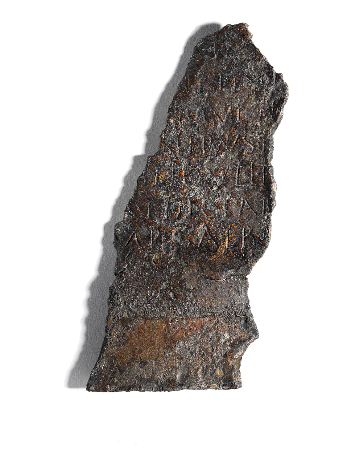 Hochformatiges Stück einer Bronzetafel mit Schriftzug zum Stadtrecht von Vindobona und der Erwähnung des Namens von Kaisers Galba 