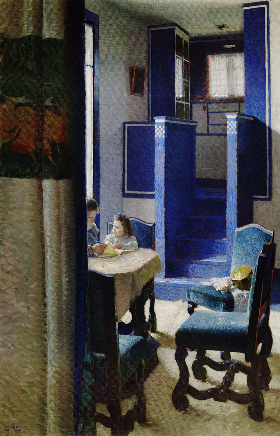Einblick in einen Salon, zwei Kinder sitzend an einem Tisch, im Hintergrund eine blaue Stiege