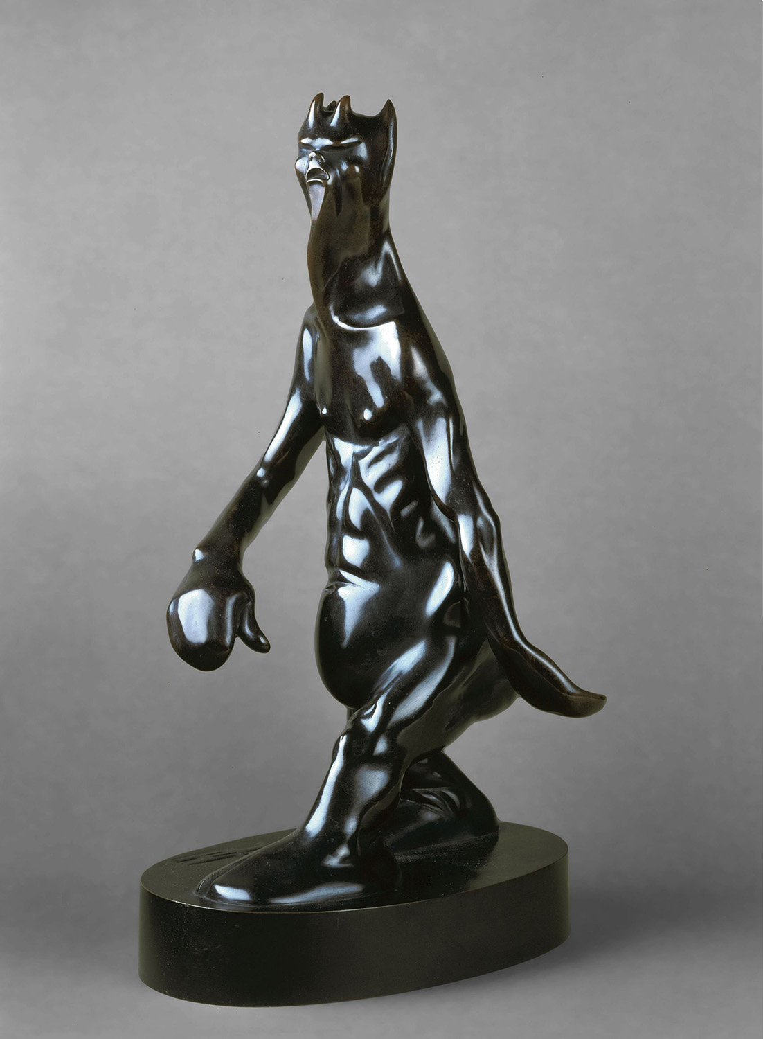 Skulptur des Teufels aus Bronze mit langgezogenem Oberkörper und hangendem Bauch, nicht detailliert ausgeführte Hände