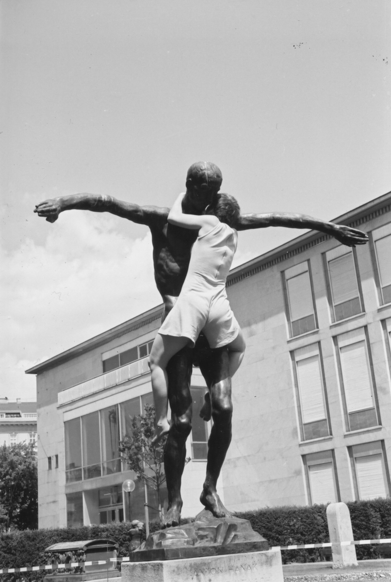 Schwarz/Weiß Foto einer Frau die eine Statue umarmt