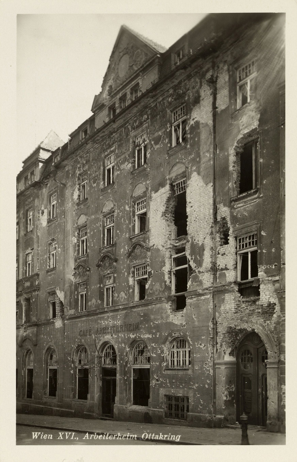 Mit Einschusslöchern und Granattreffern übersäte Fassade des Arbeiterheimes.