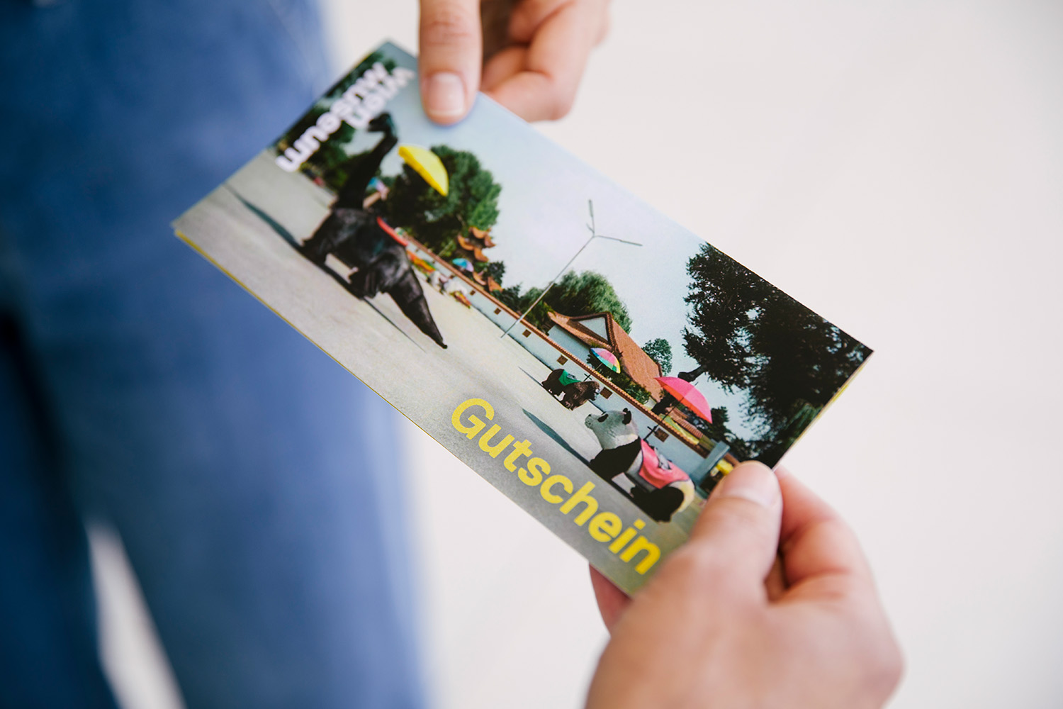 A Wien Museum voucher is presented, only the hands of the two people can be seen.