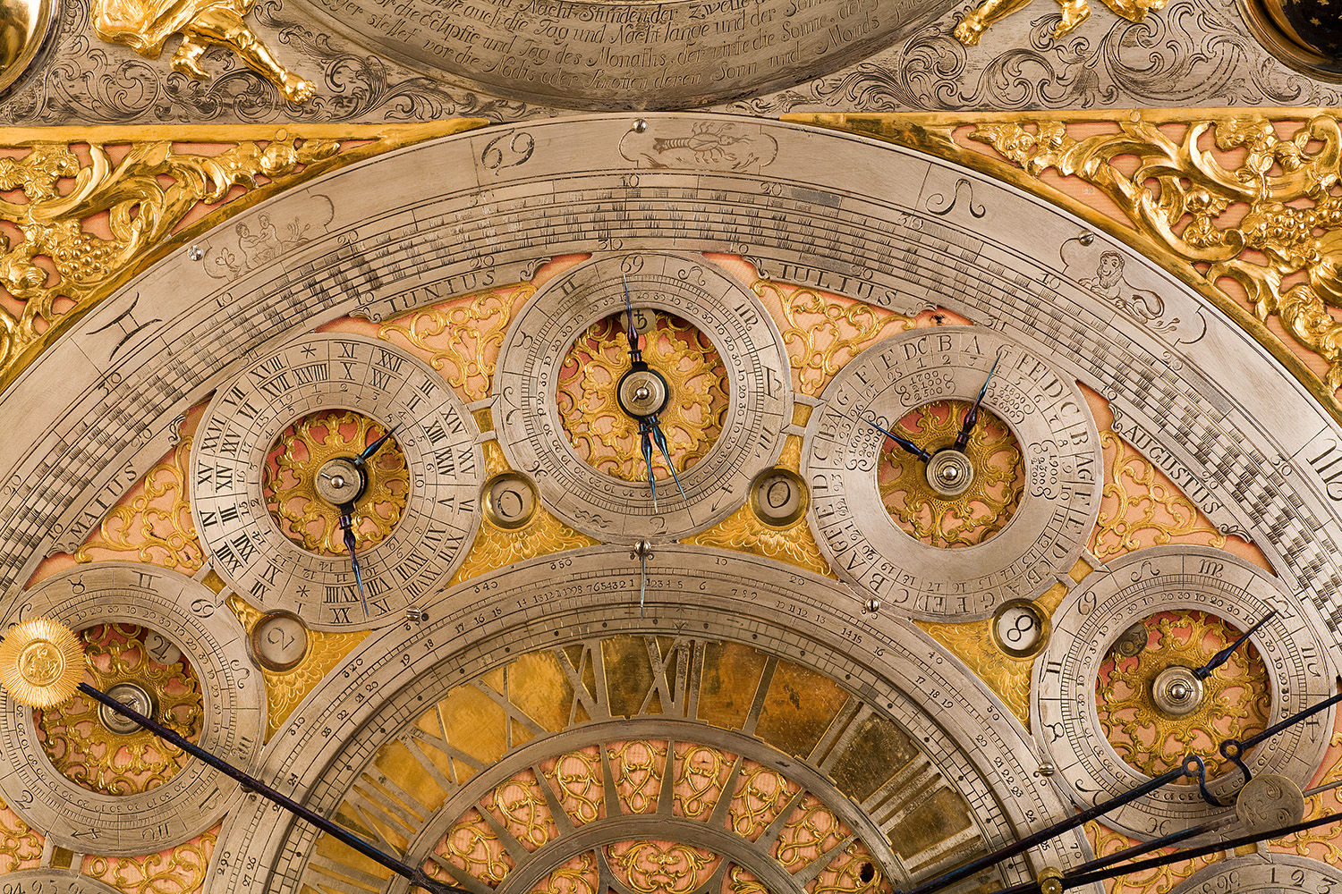Detail der Astronomische Kunstuhr, goldiges und silbernes Ziffernblatt