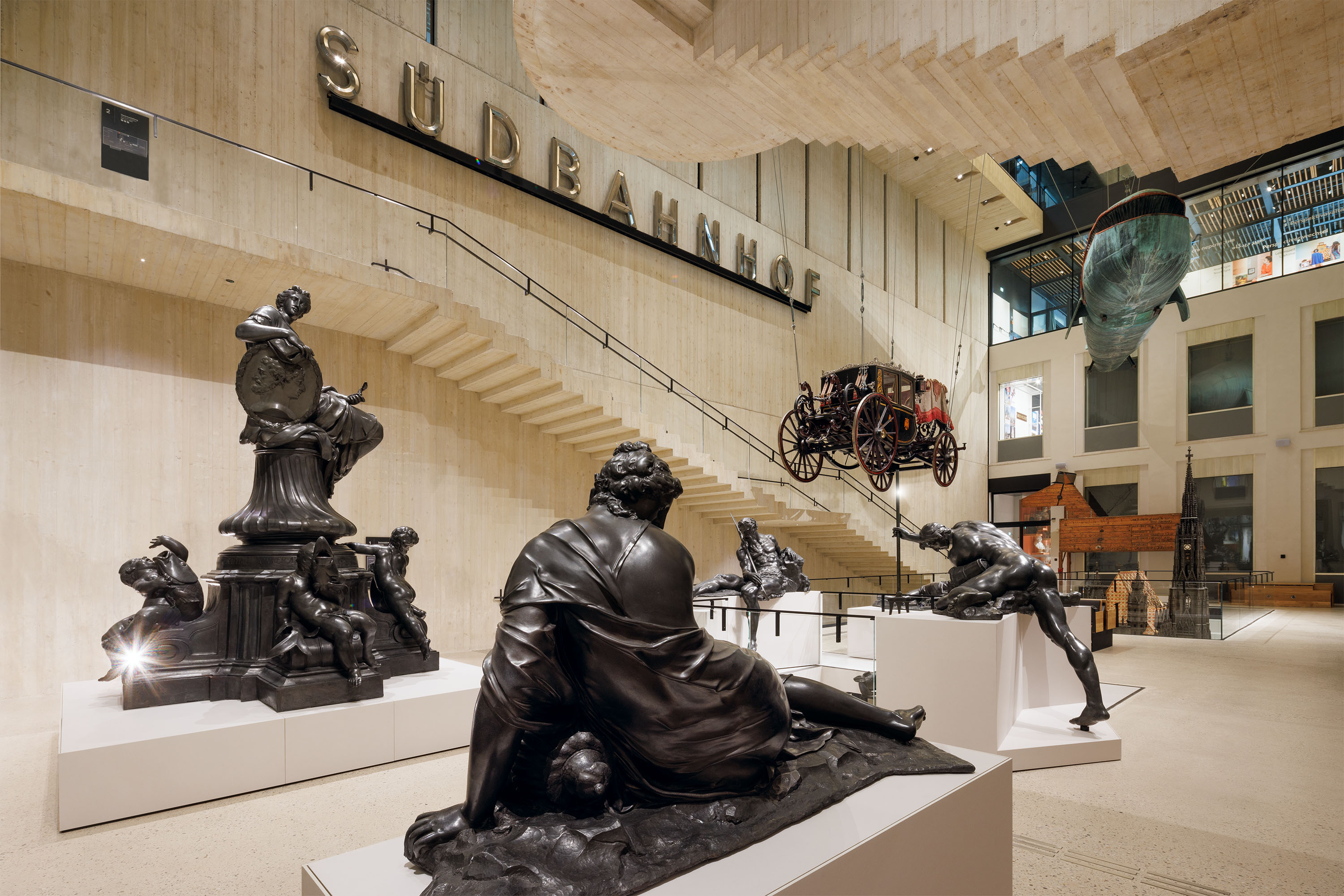 Blick in die Halle mit allen Großobjekten:  Donnerbrunnen, Südbahnhof Schriftzug, Stephansdommodell, Kutsche, Wal, Waldheim Pferd