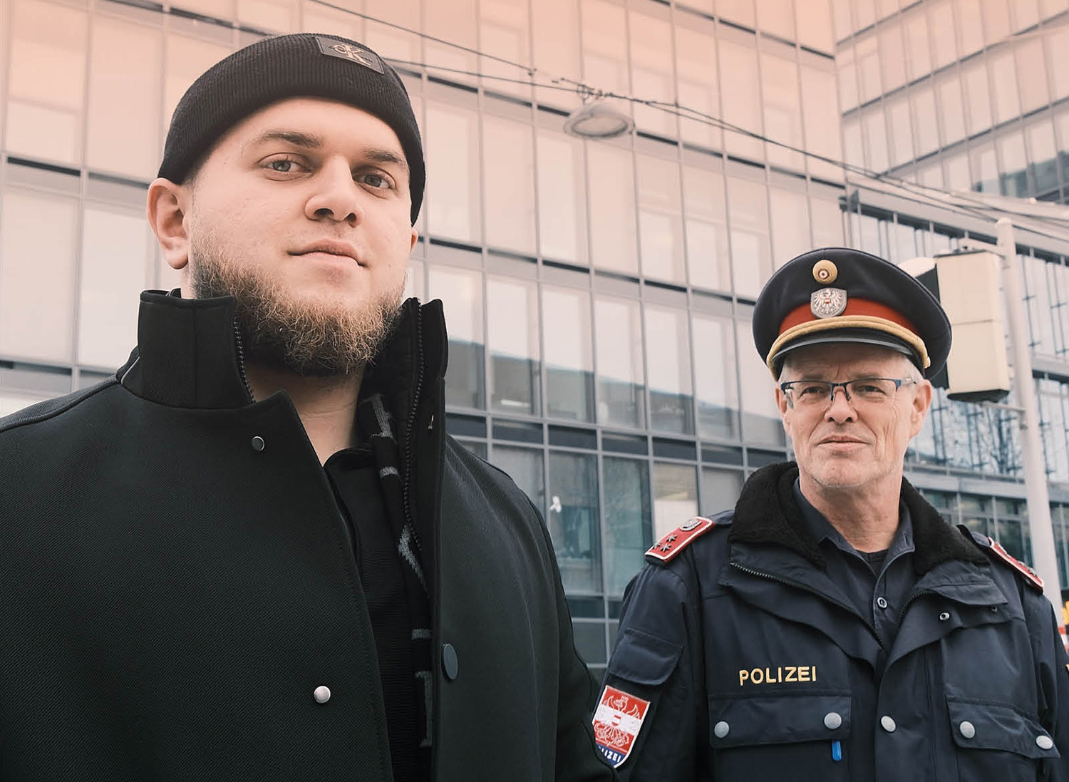 Buchtitel darunter Foto von den beiden Protagonisten, junger Mann und Polizist