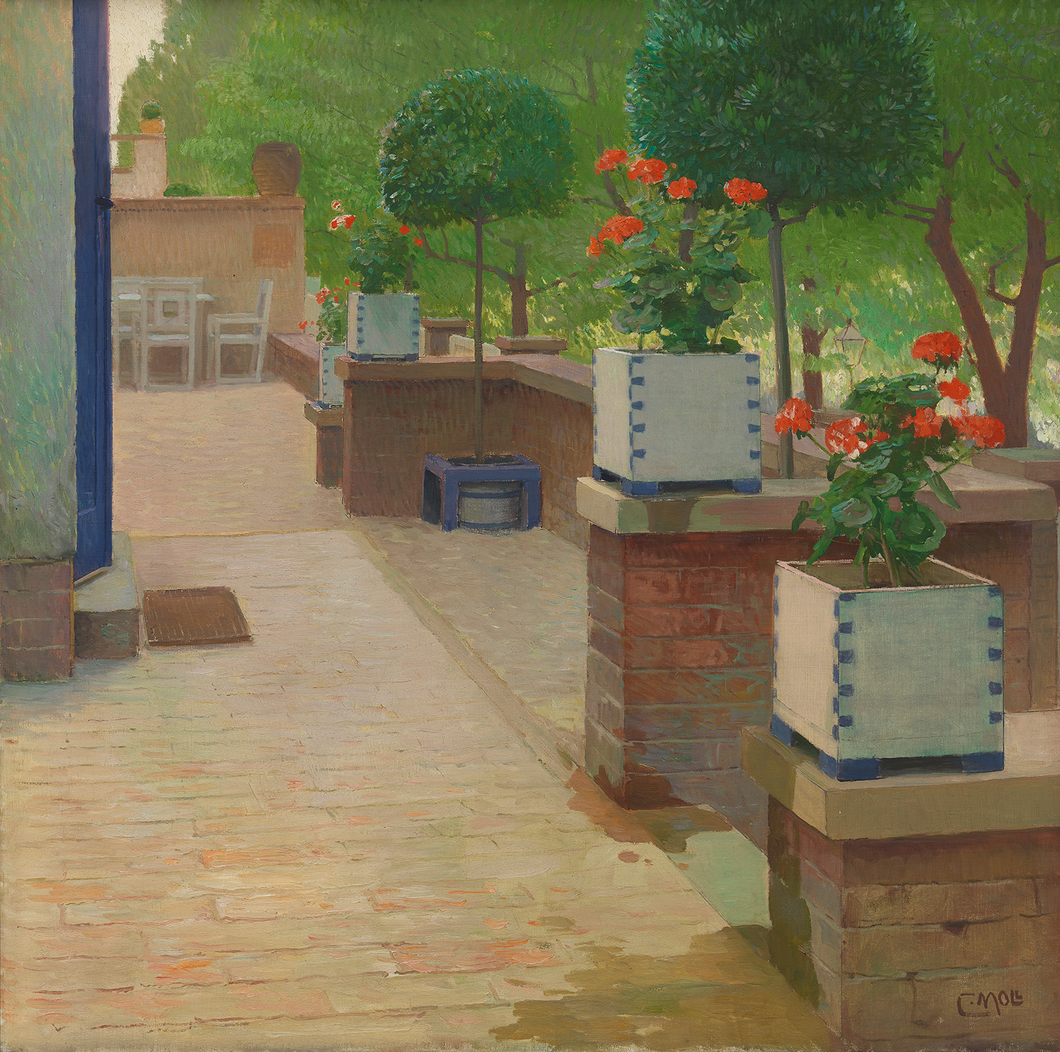 Bräunliche Terrasse mit orangenen Blumen in weiß blaue Blumentöpfe und Bäumen. Im Hintergrund ein weißer Tisch mit Stühlen und auf der linken Seite Gebäude Fassade mit blauer Ecke.