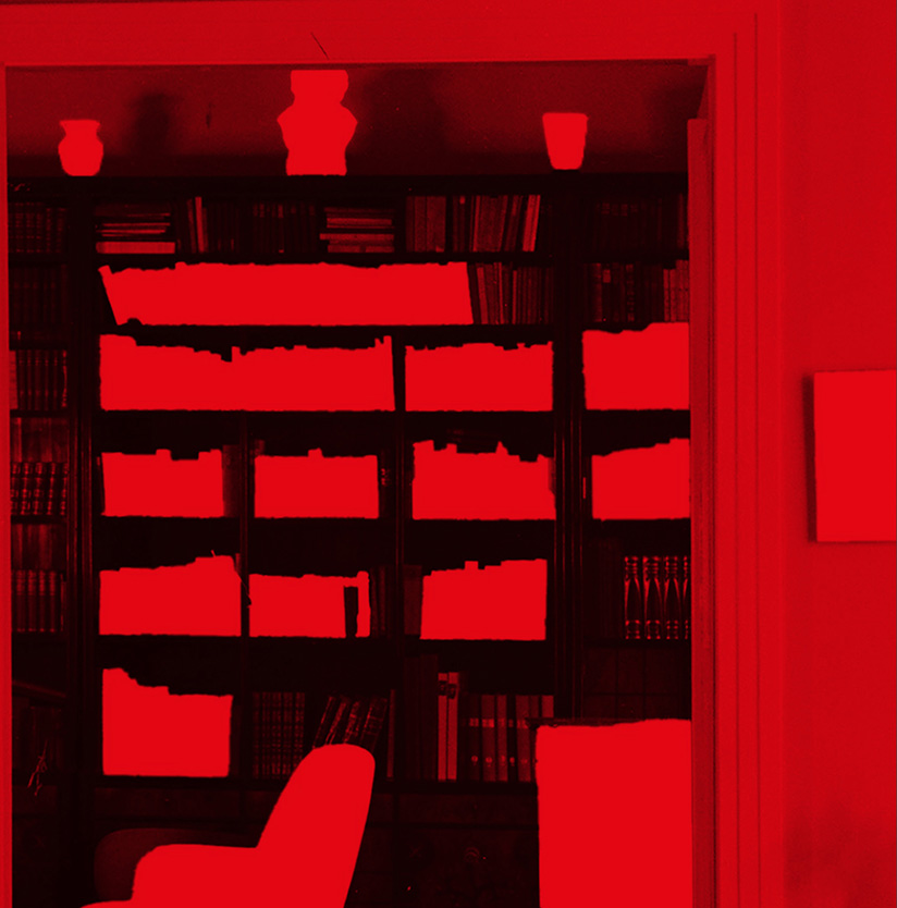 Rotes Cover eines Buches mit Schrift und einem Zimmer im Hintergrund