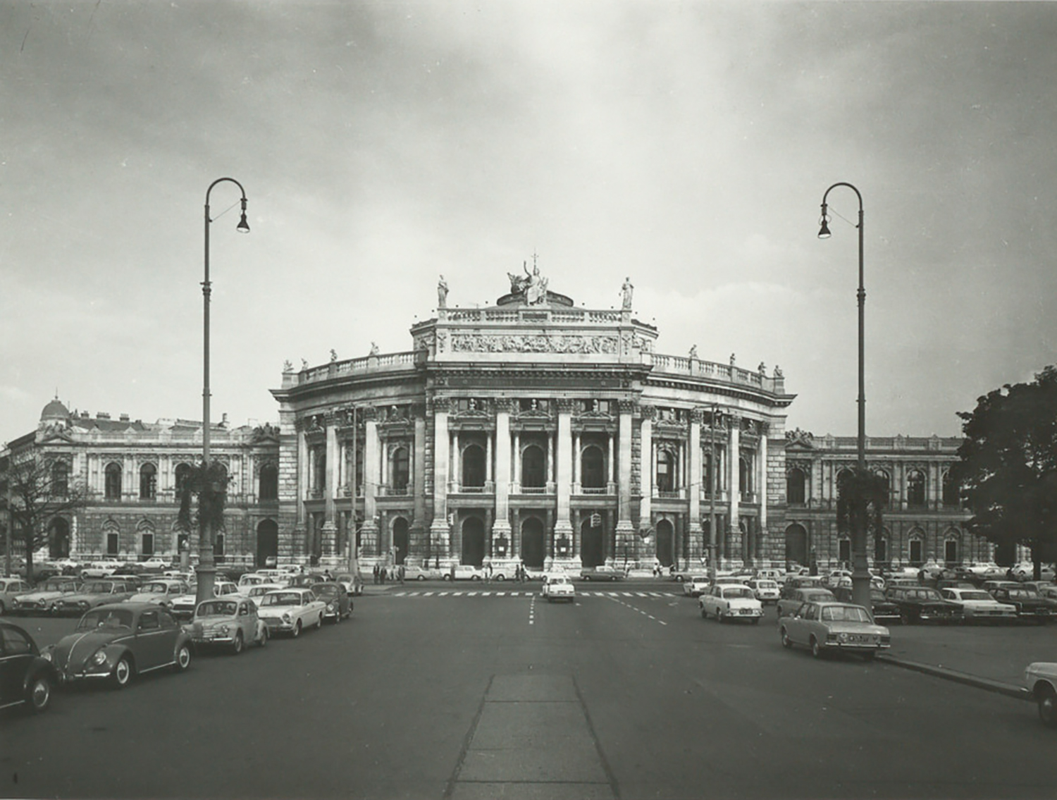 Schwarz-Weiß Foto vom Burgtheater mit Autos davor