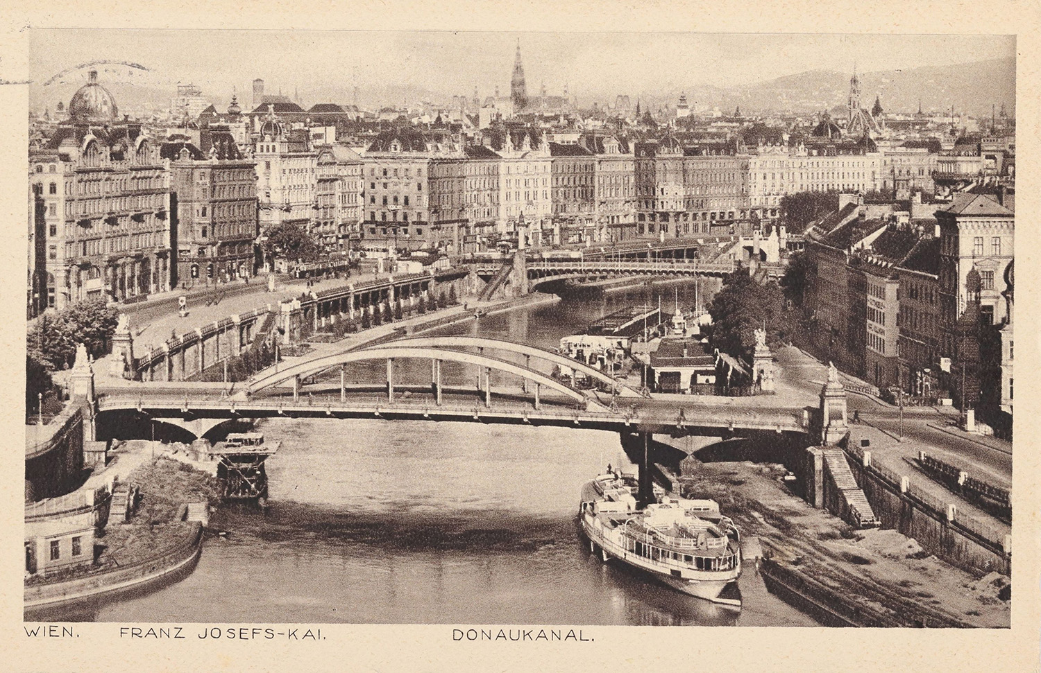 Schwarz Weiß Foto mit Donaukanal und Häuser sowie Boote