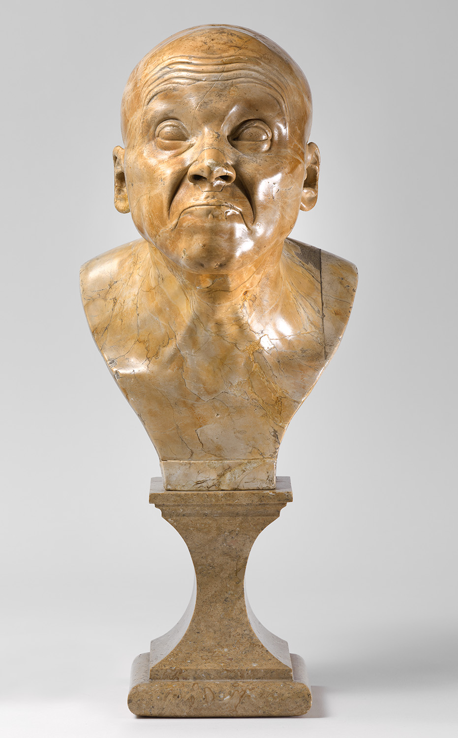Marmorbüste mit expressiven Gesichtsausdruck