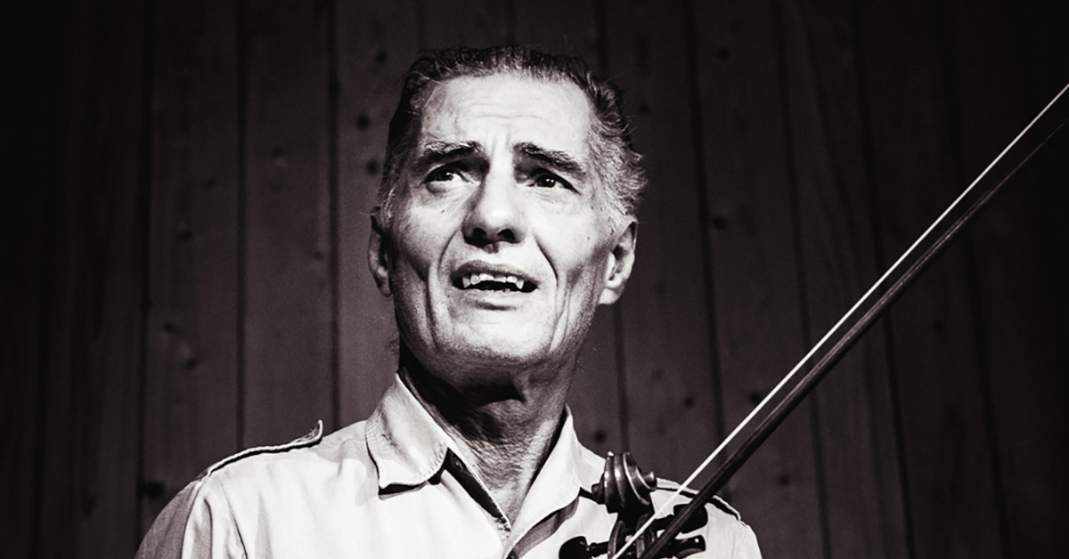 Musiker mit einer Violine in der Hand