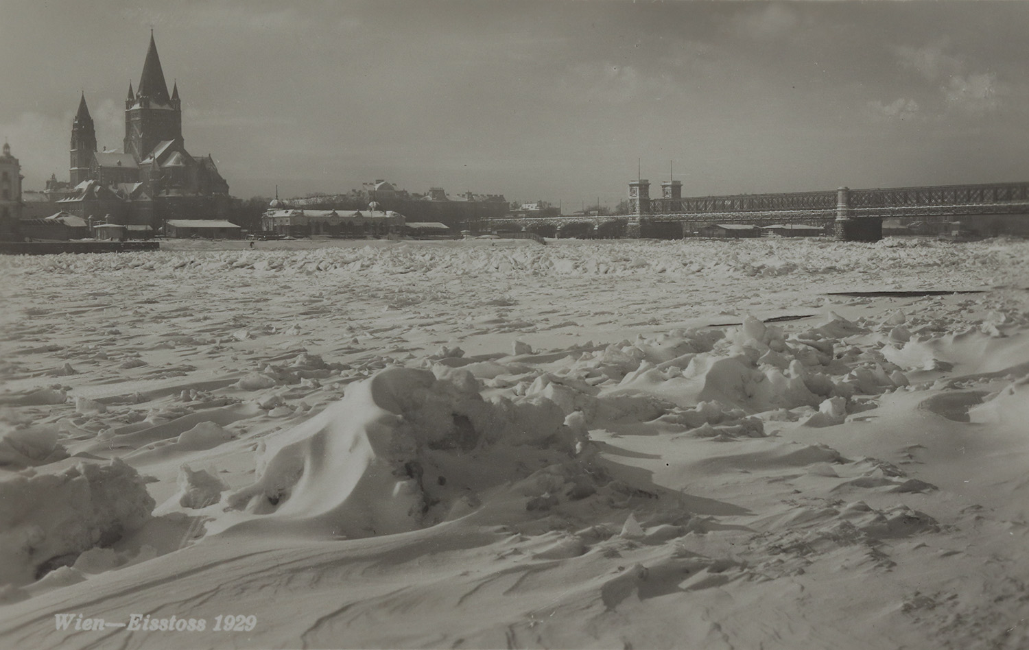 Blick vom linken Ufer unterhalb der Reichsbrücke gegen die Leopoldstadt mit Eis