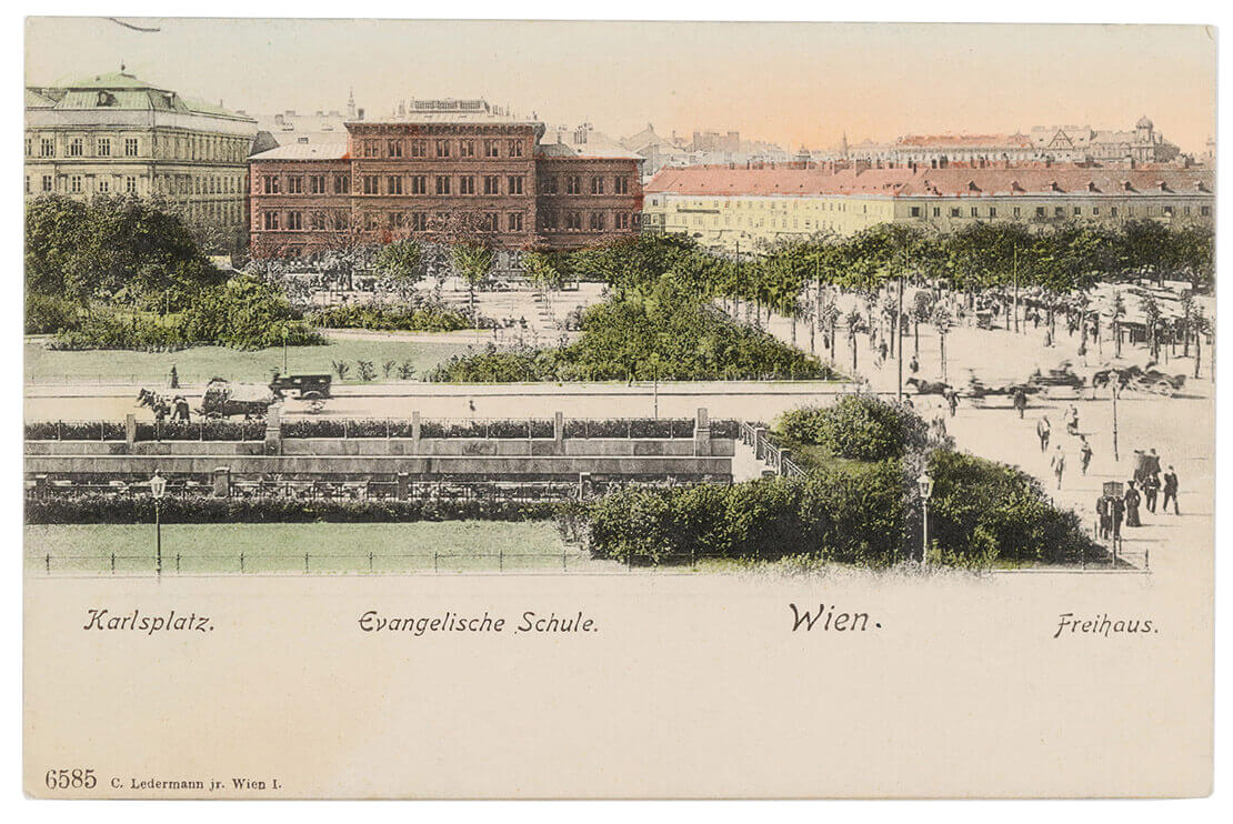 Ansichtskarte mit Blick auf die Evangelische Schule am Karlsplatz, im Vordergrund die Stadtbahn-Station von Otto Wagner.
