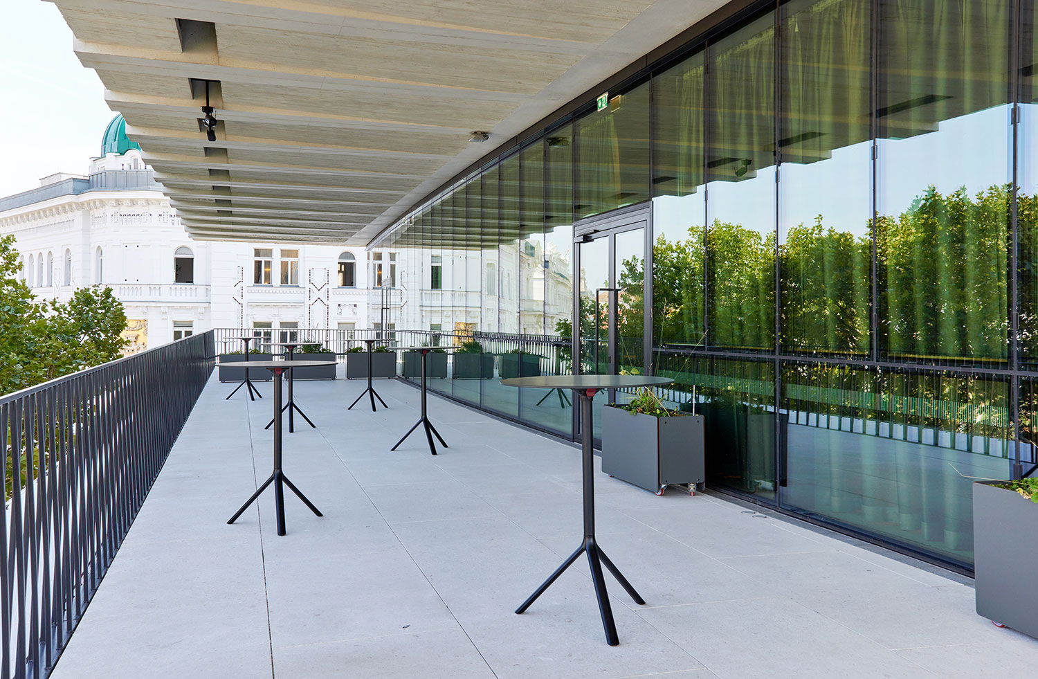 Terrasse mit Stehtischen