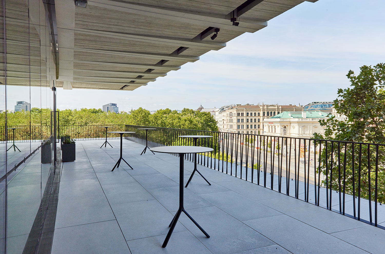 Terrasse mit Stehtischen