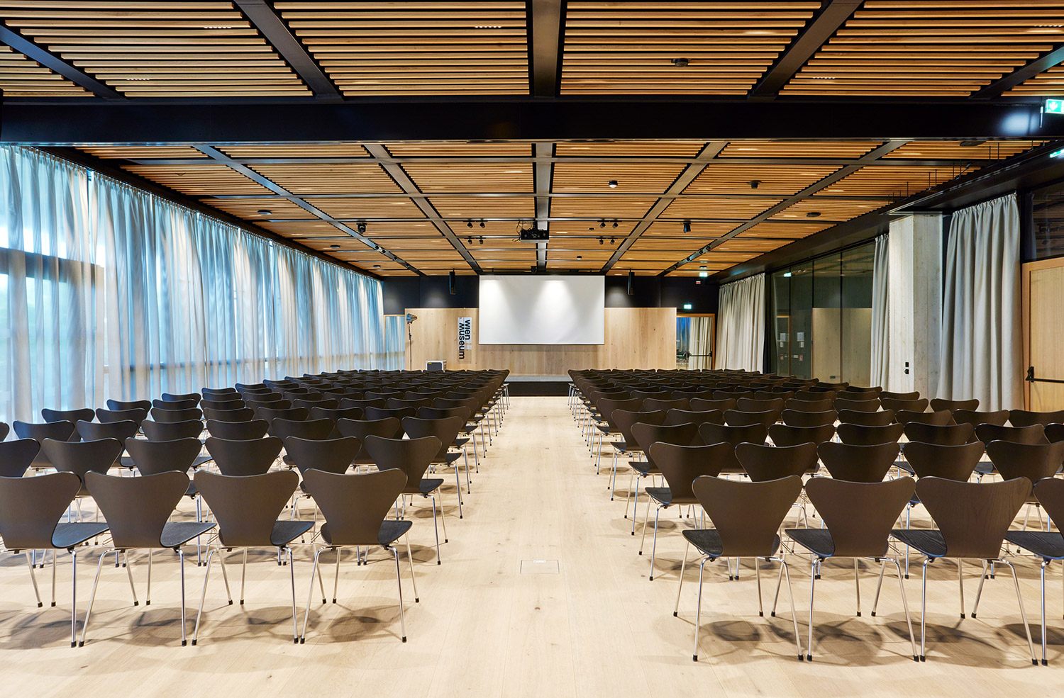 Großer Saal mit Bestuhlung und Leinwand