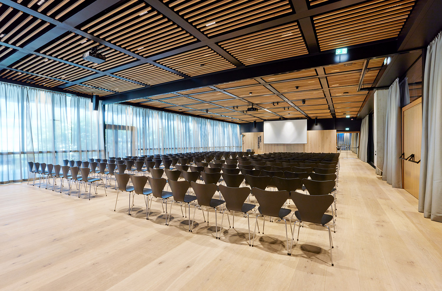 Großer Saal mit Bestuhlung und Leinwand