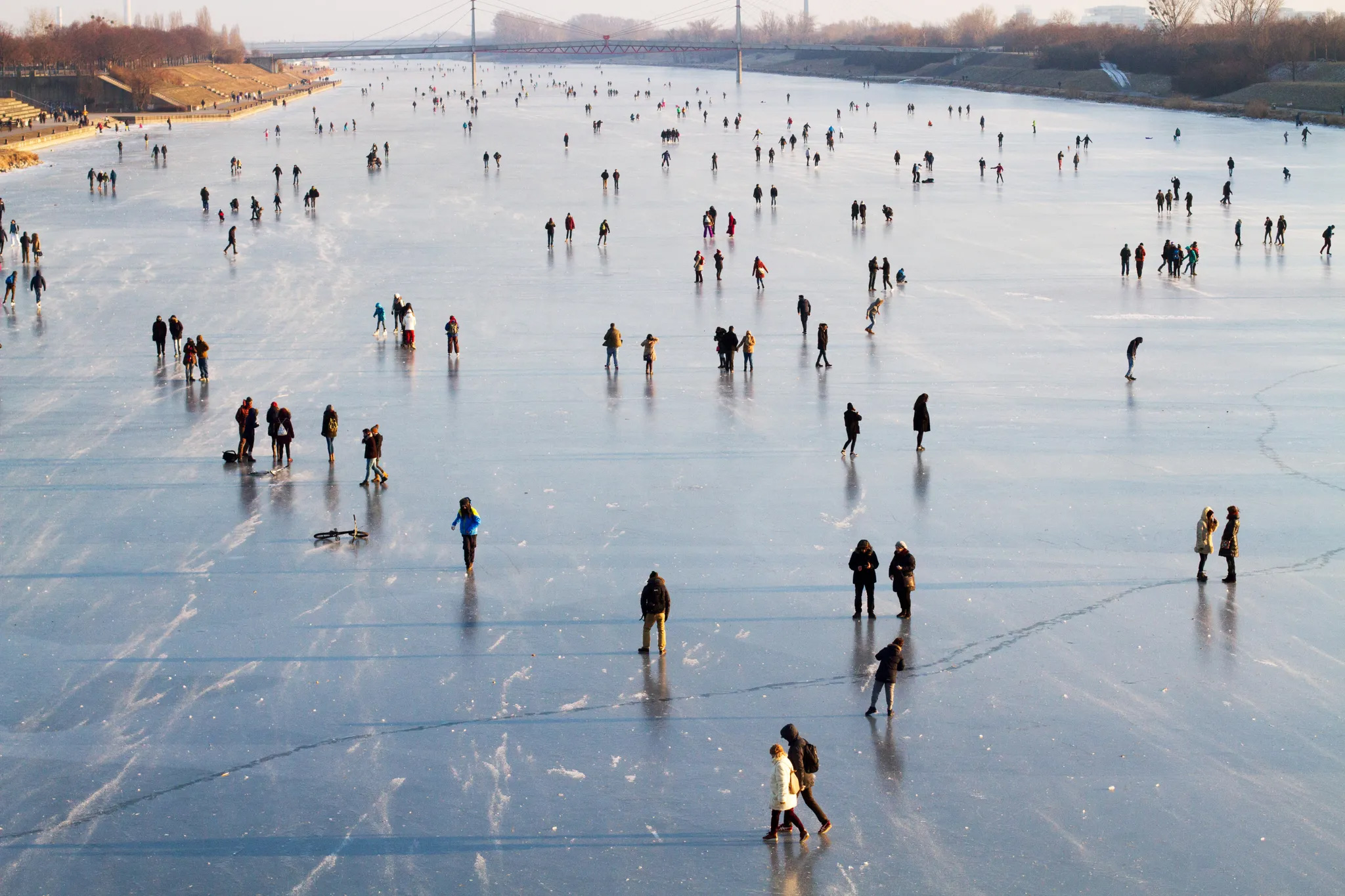 Zahlreiche Menschen beim Eislaufen auf der zugefrorenen neuen Donau