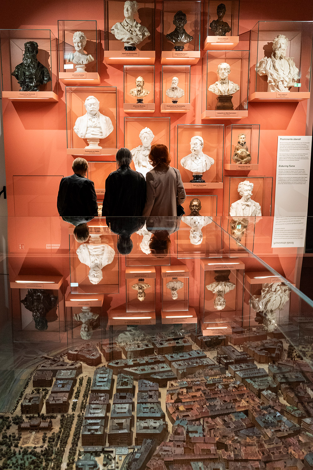 Drei Personen betrachten Büsten im Wien Museum