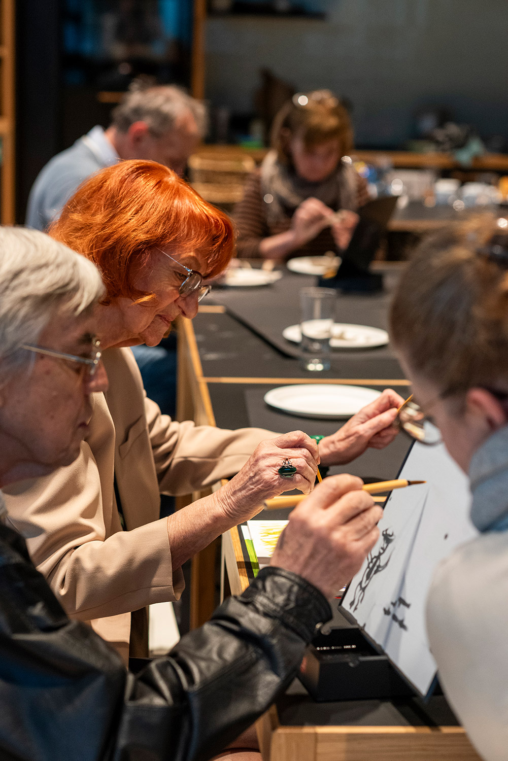 Senior:innen malen bei kreativem Workshop