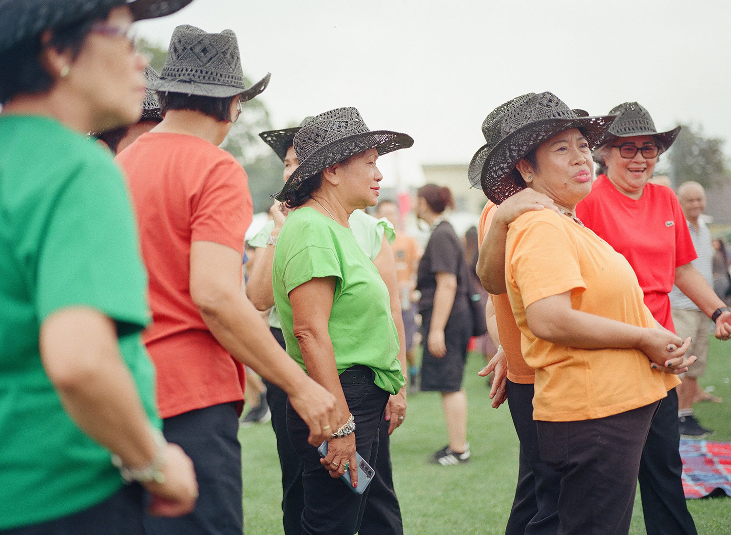 Frauen mit Cowboyhüten auf einer Wiese