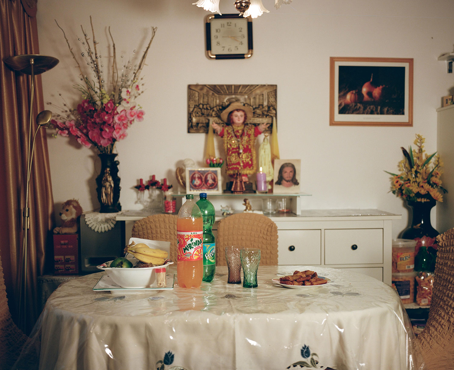 Ein Tisch mit Getränken und Essen und viel Dekoration im Hintergrund