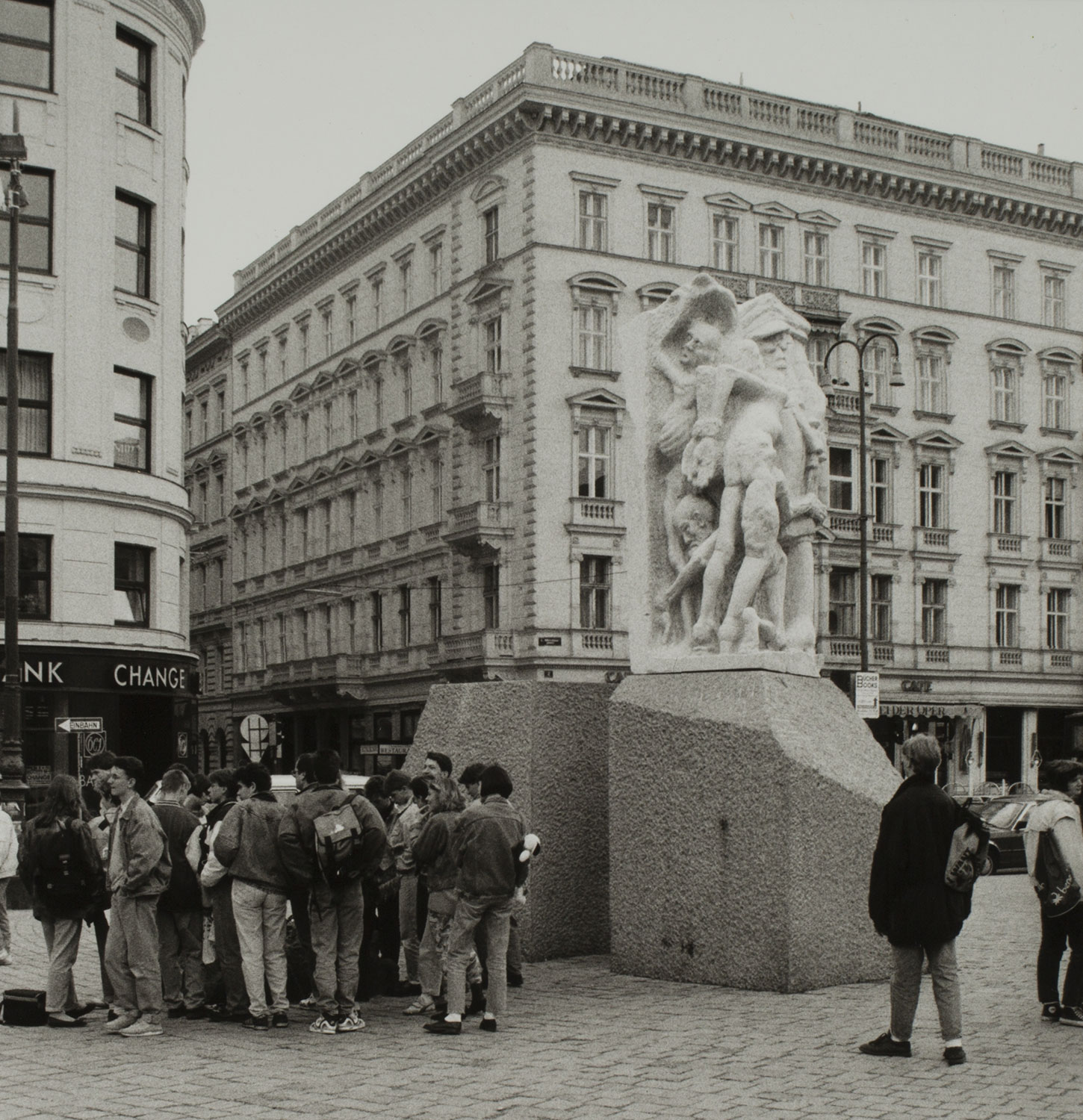 Schwarz Weiß Foto mit einer Gruppe von Menschen vor dem Denkmal