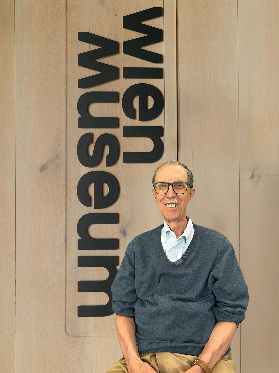 Porträt vor einem Wien Museum Logo 