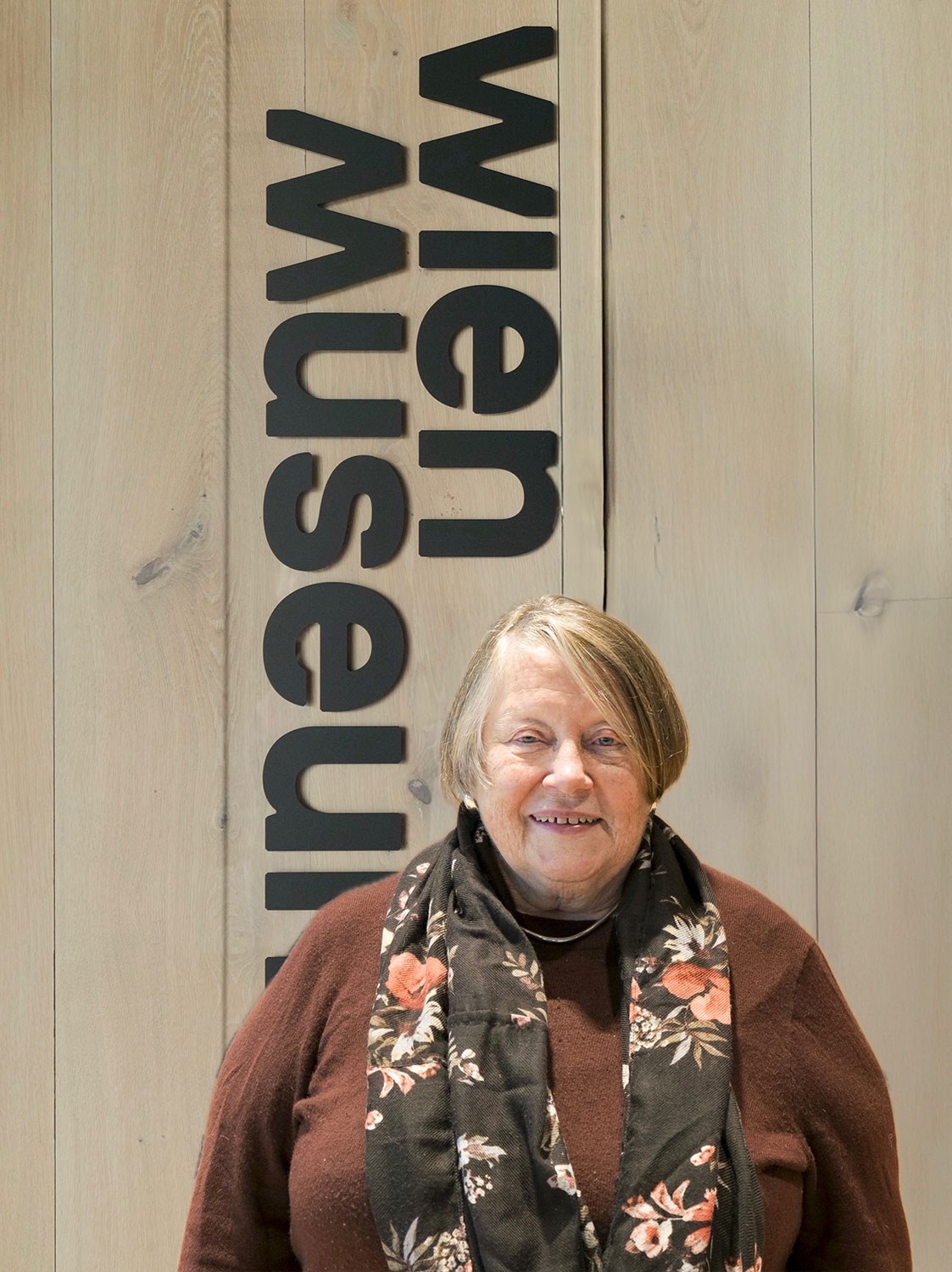 Porträt vor einem Wien Museum Logo 