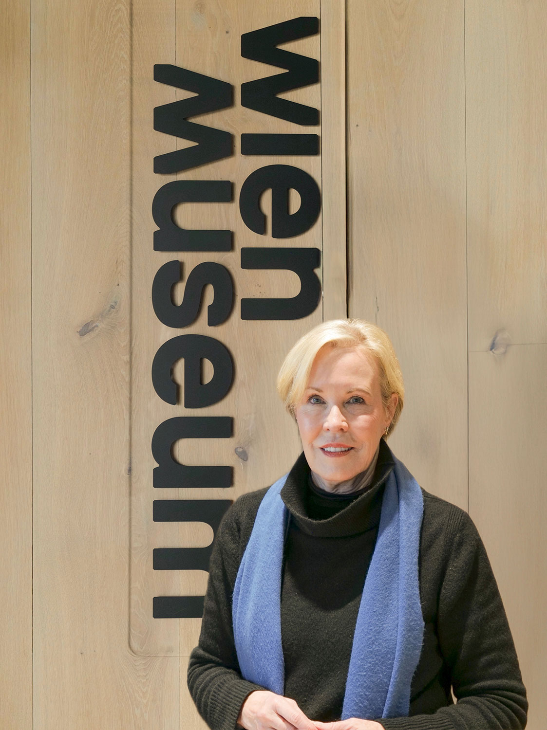 Porträt vor einem Wien Museum Logo 