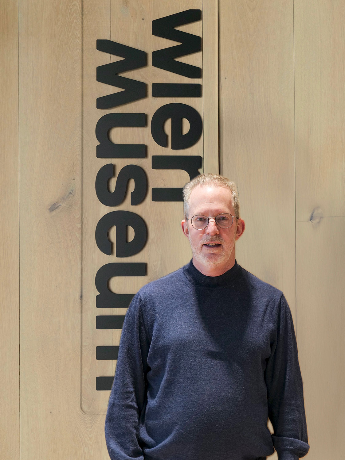Porträt vor einem Wien Museum Logo 