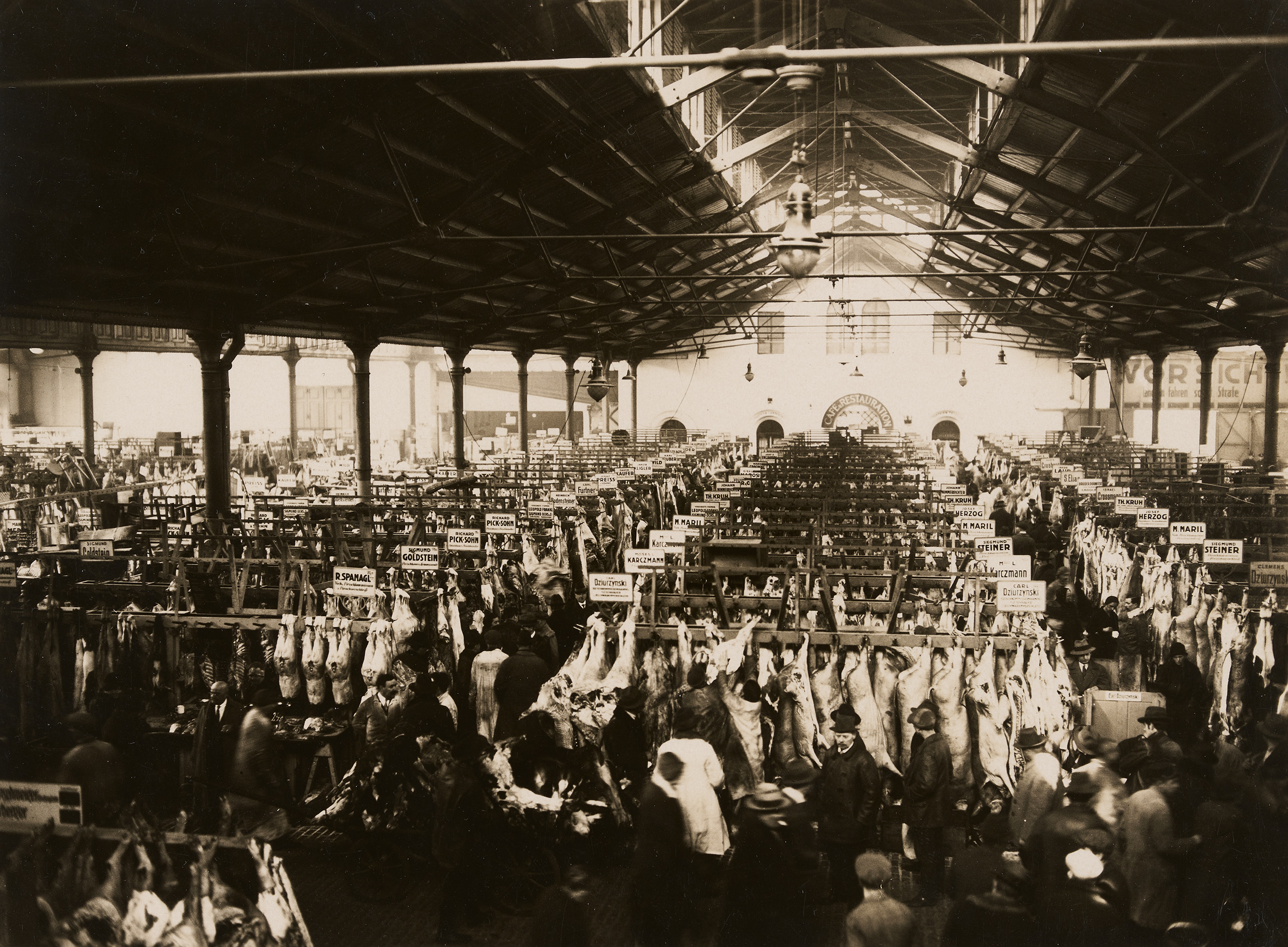Blick von oben in die Halle mit sehr vielen hängenden Fleischteilen