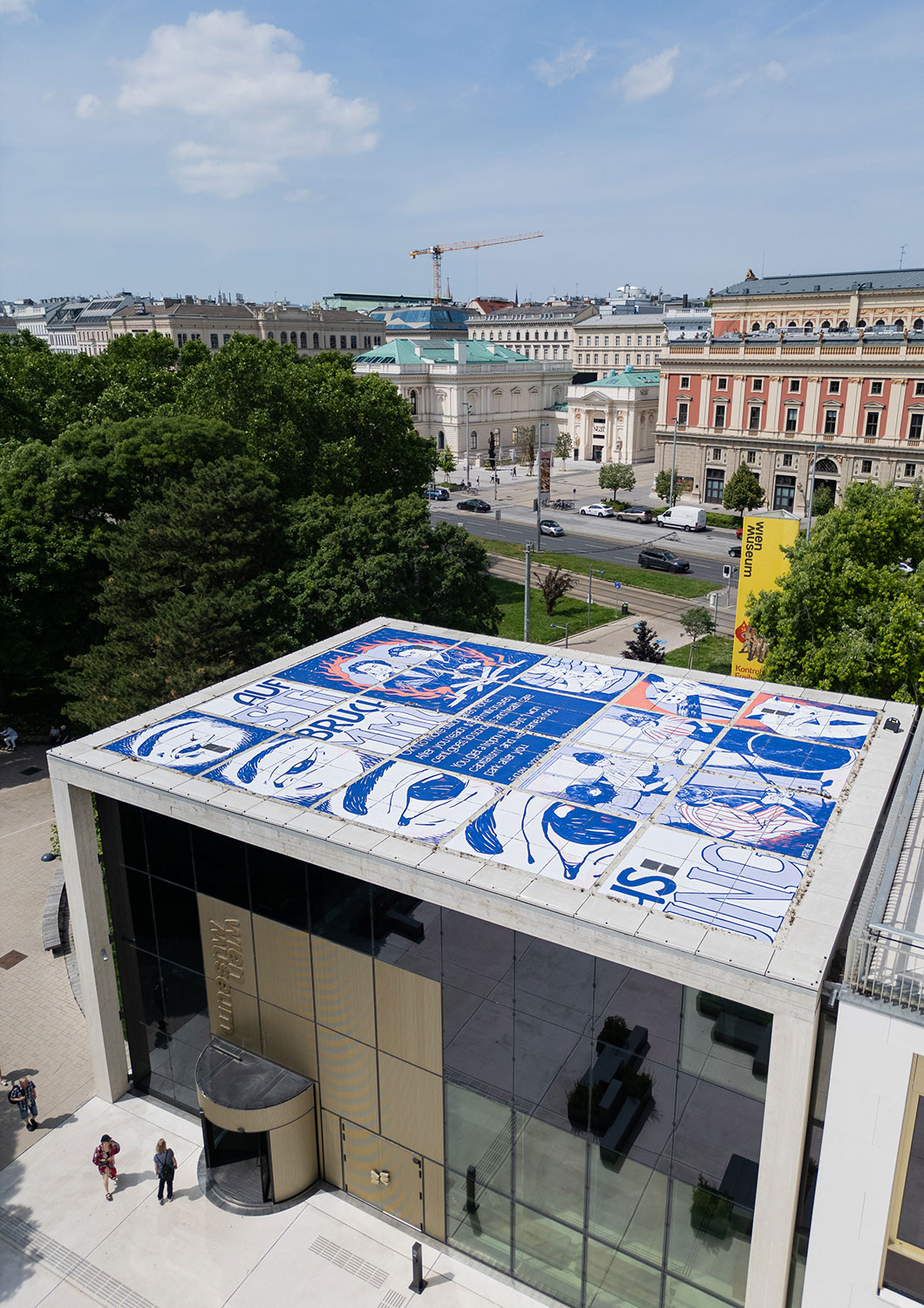Seitlicher Blick von Oben auf den Pavillon mit dem Graffiti