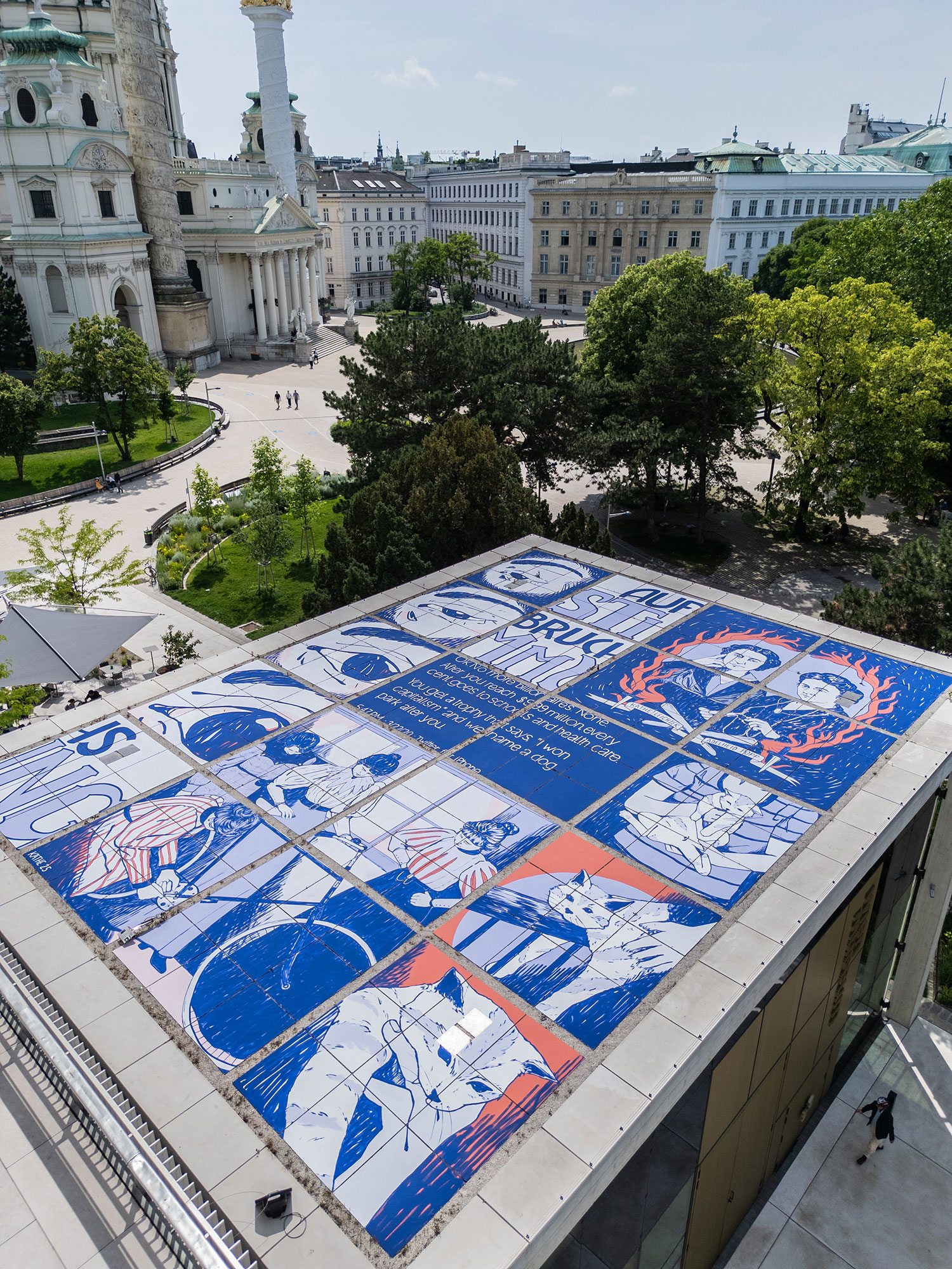 Seitlicher Blick von Oben auf das Dach des Pavillon mit Graffiti
