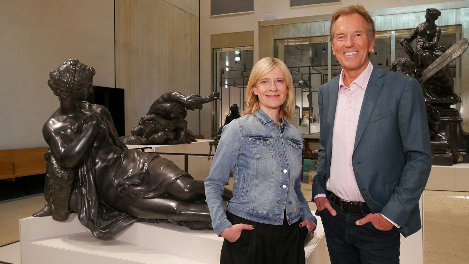 Markus Brock und Caroline Peters in der Halle des Wien Museums