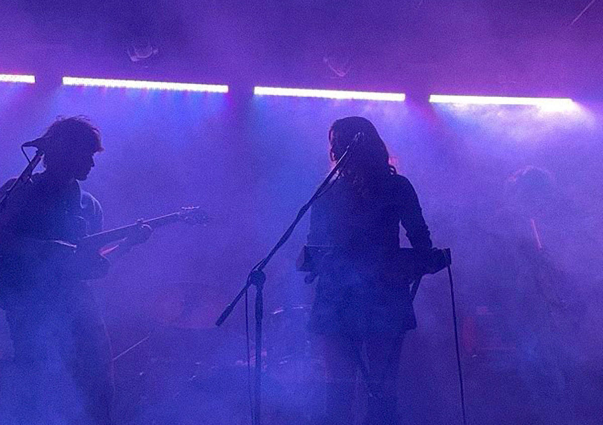 MusikerInnen auf der Bühne im Nebel