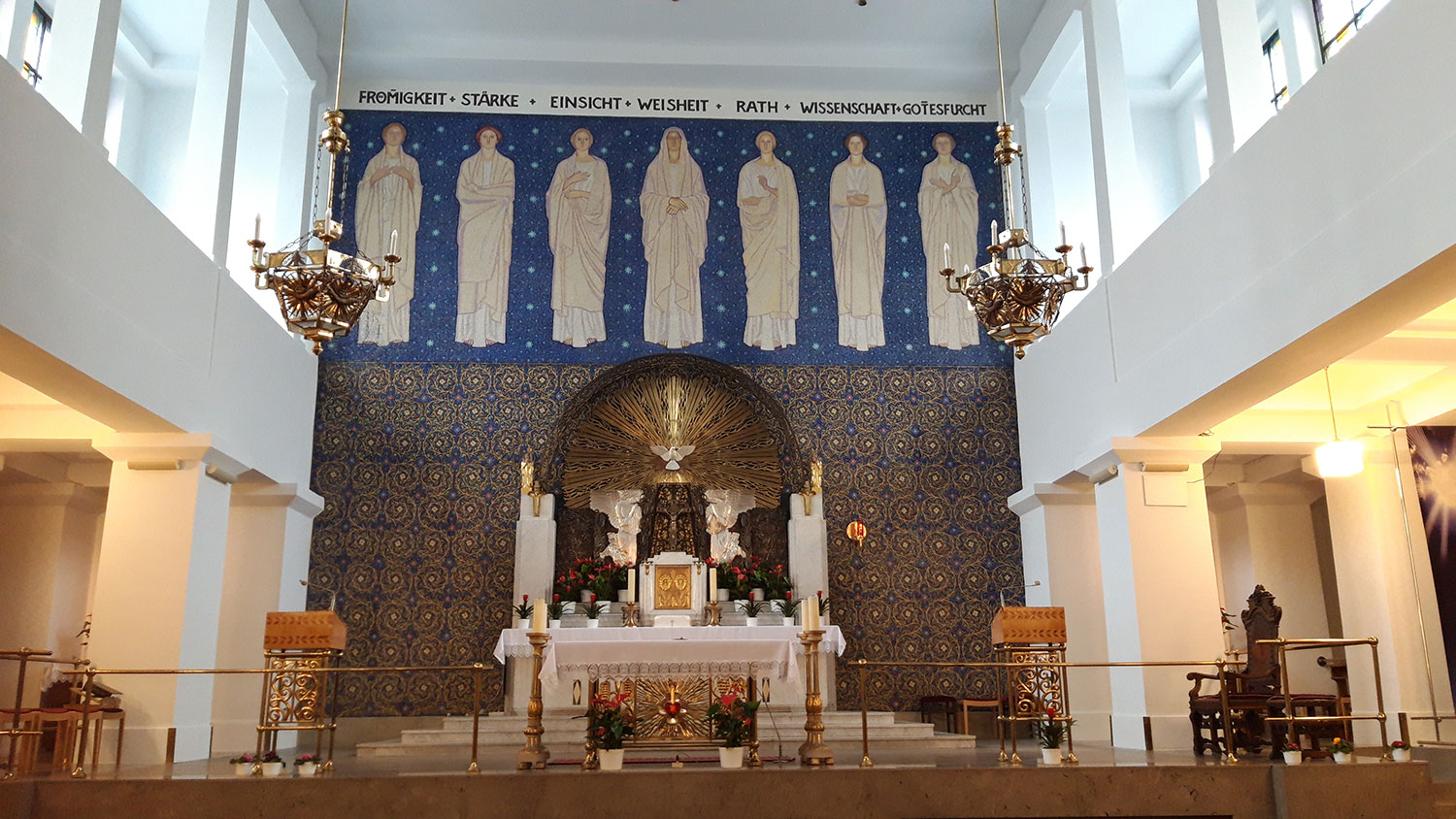 Kirche von Innen mit Blick auf den Altar