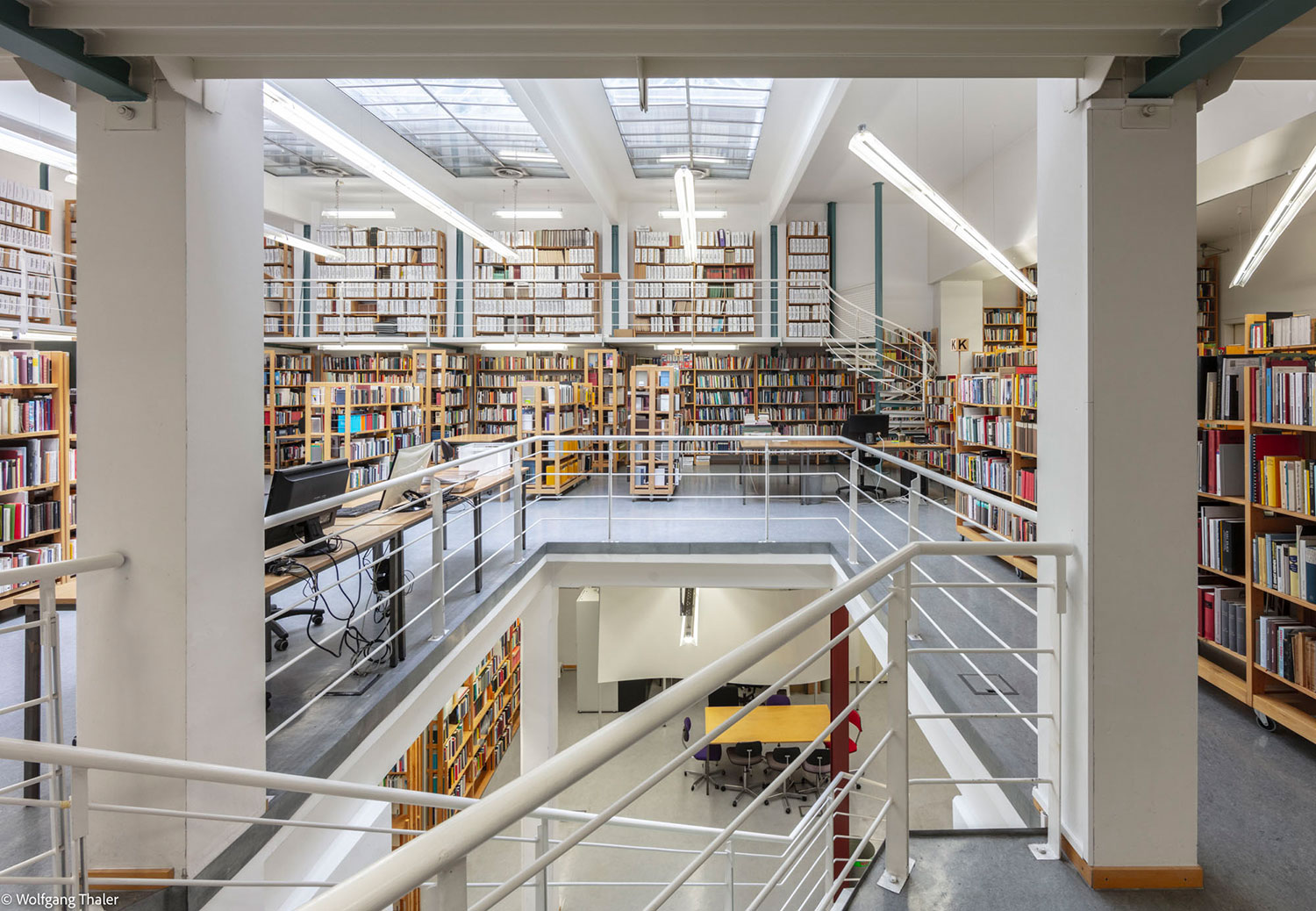 Bibliothek mit Treppe