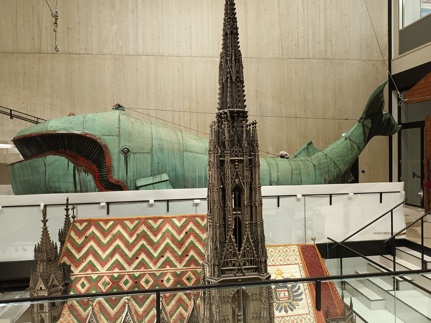 Hinter der Spitze des Stephansdommodell sieht man den Wal am Boden der Halle